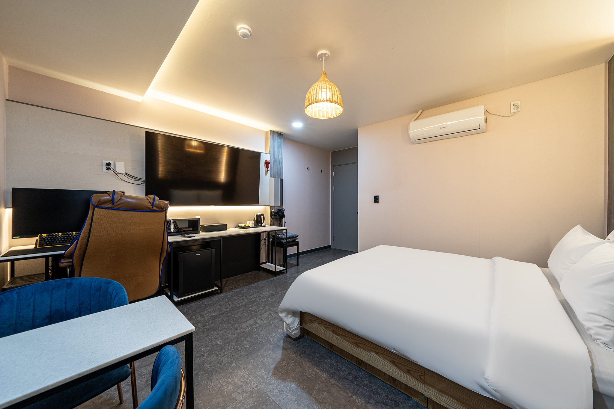 room detail thumbnail 2