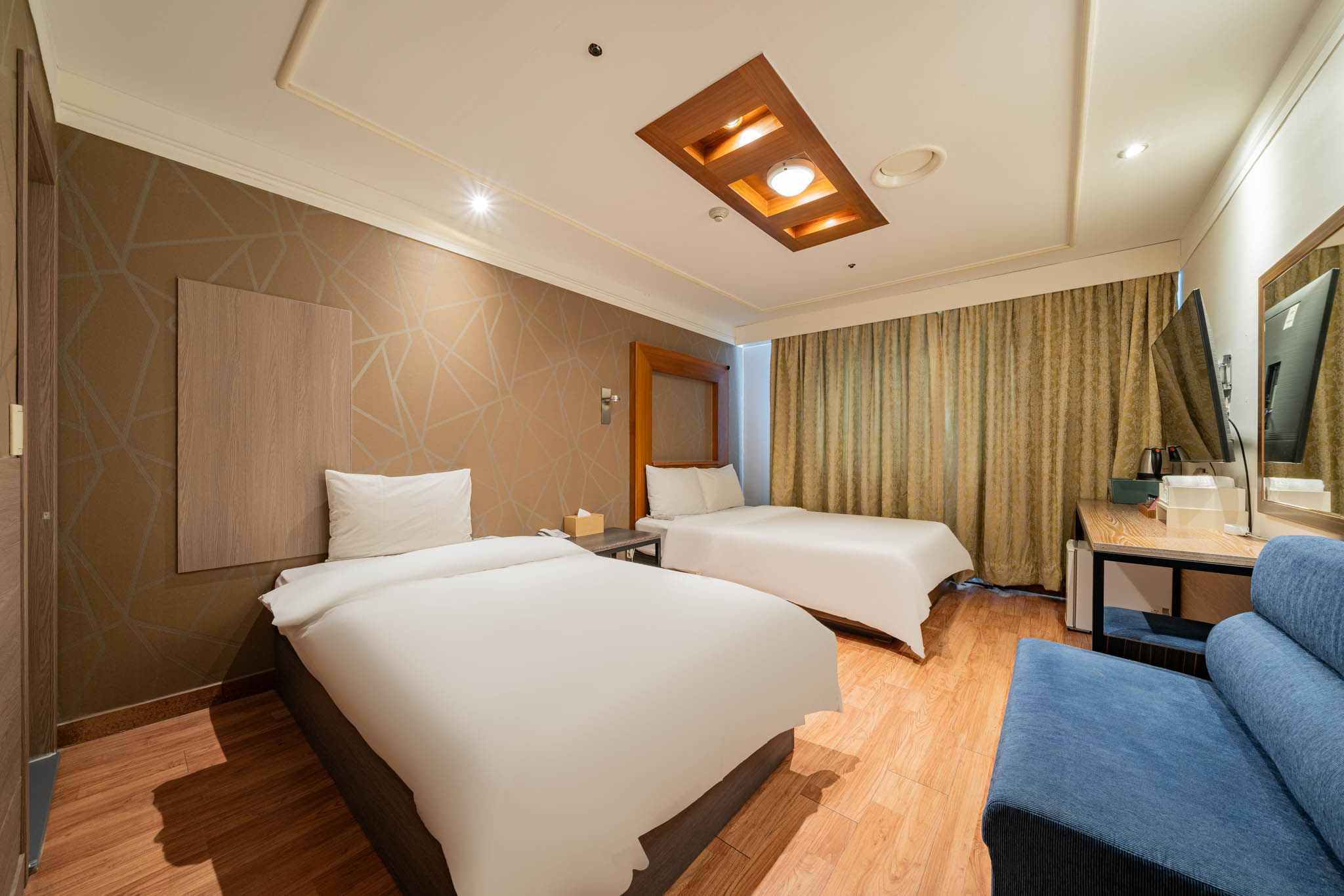 room detail thumbnail 2