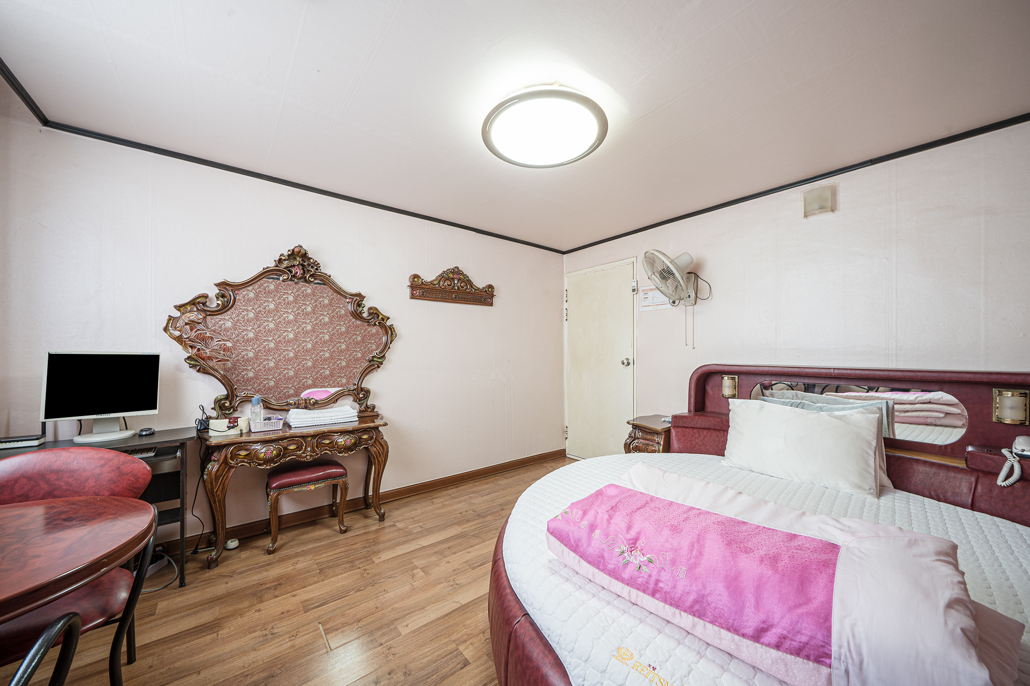 room detail thumbnail 2