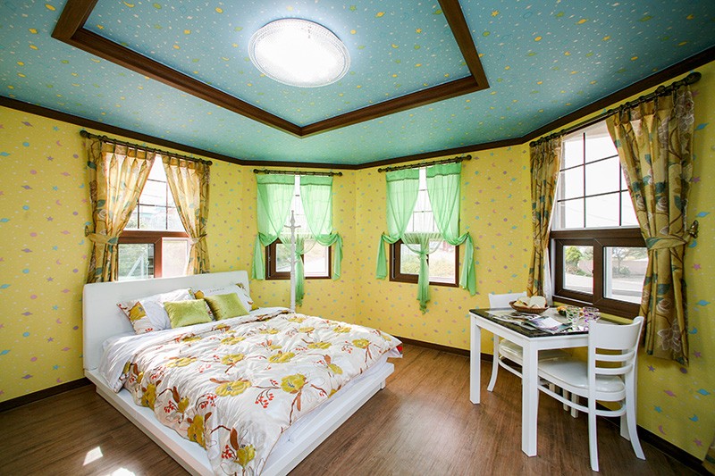 room detail thumbnail 1