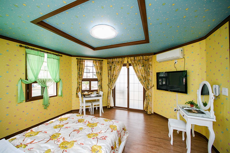 room detail thumbnail 2