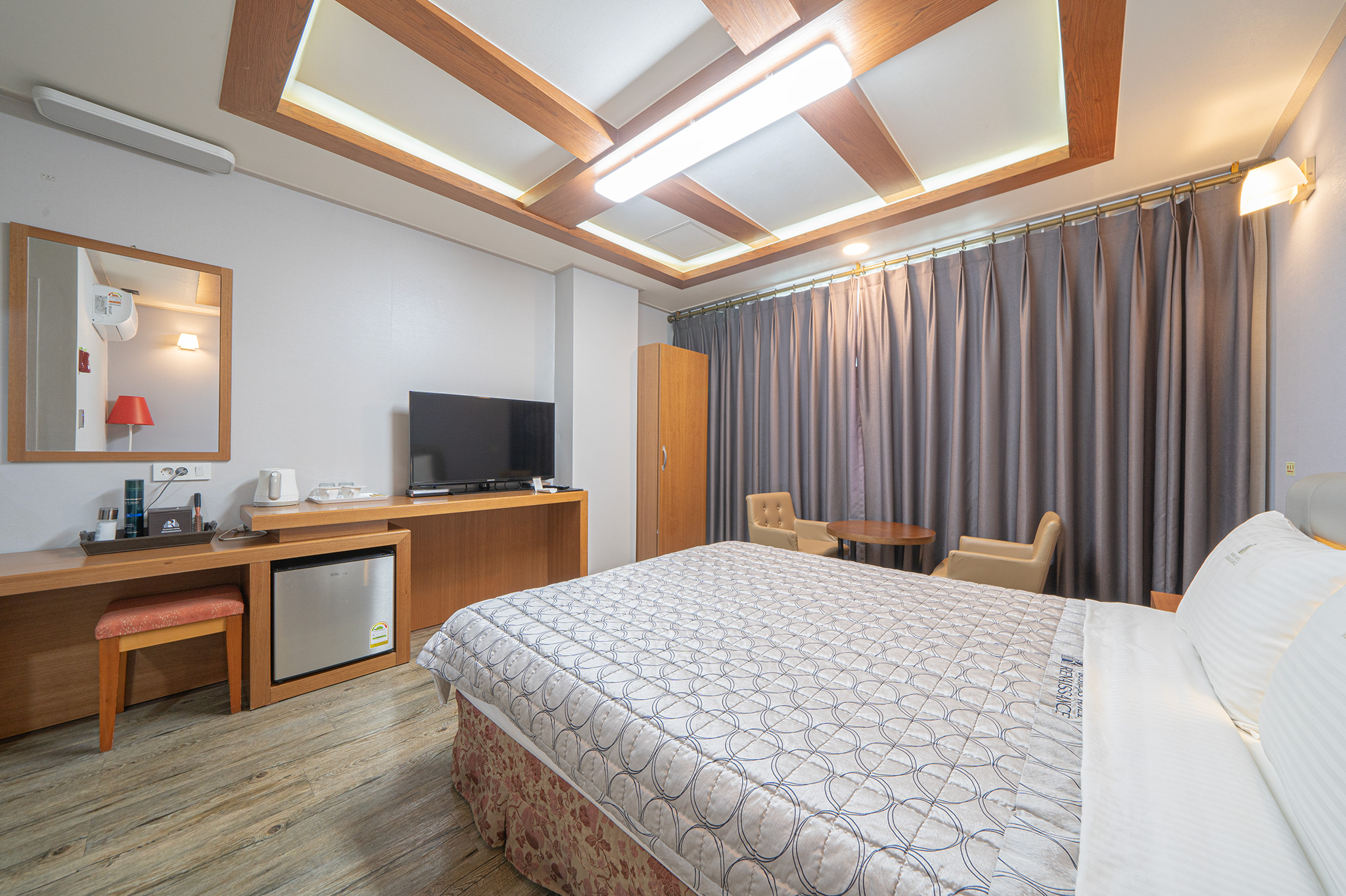 room detail thumbnail 2