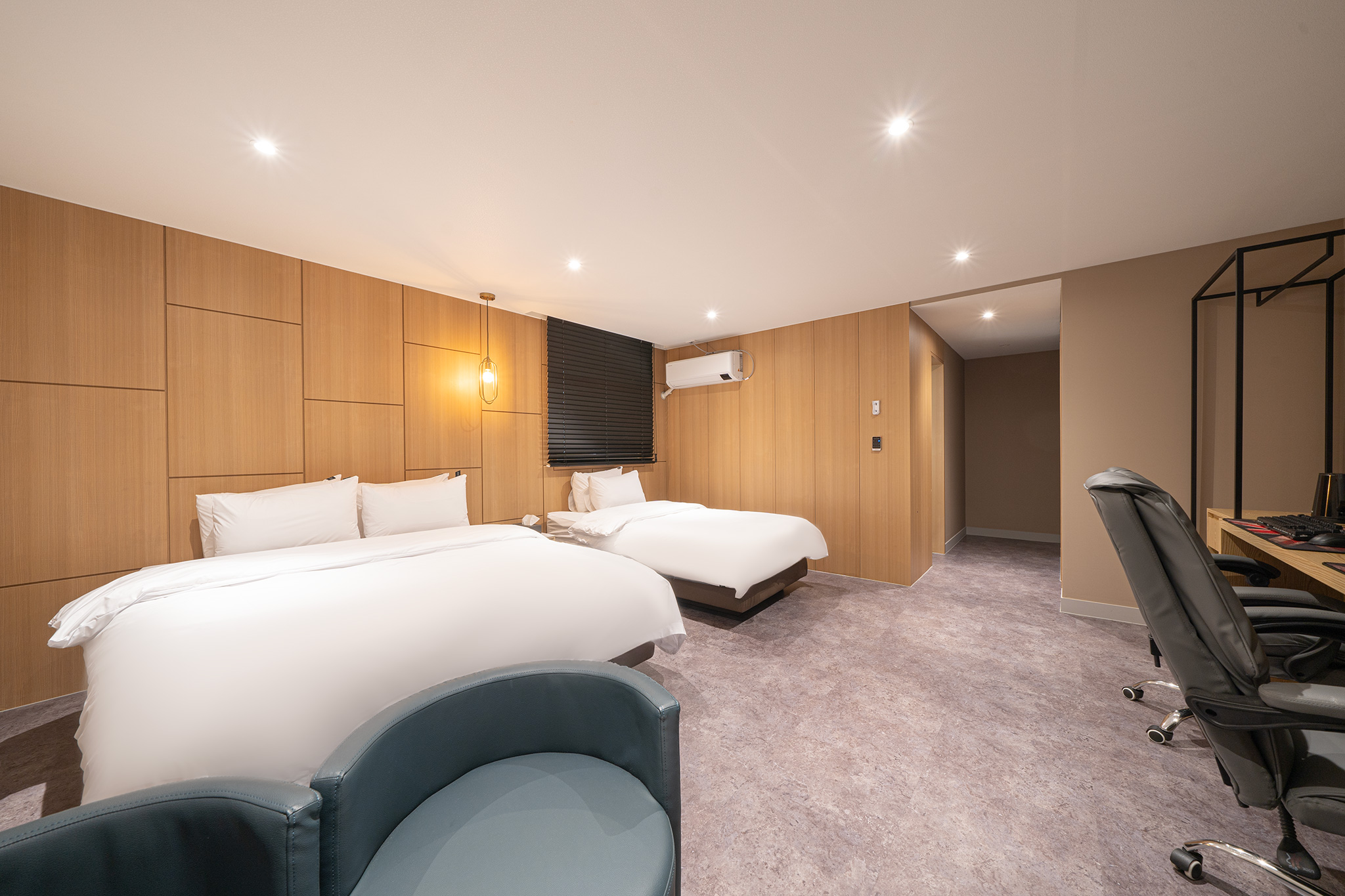 room detail thumbnail 2