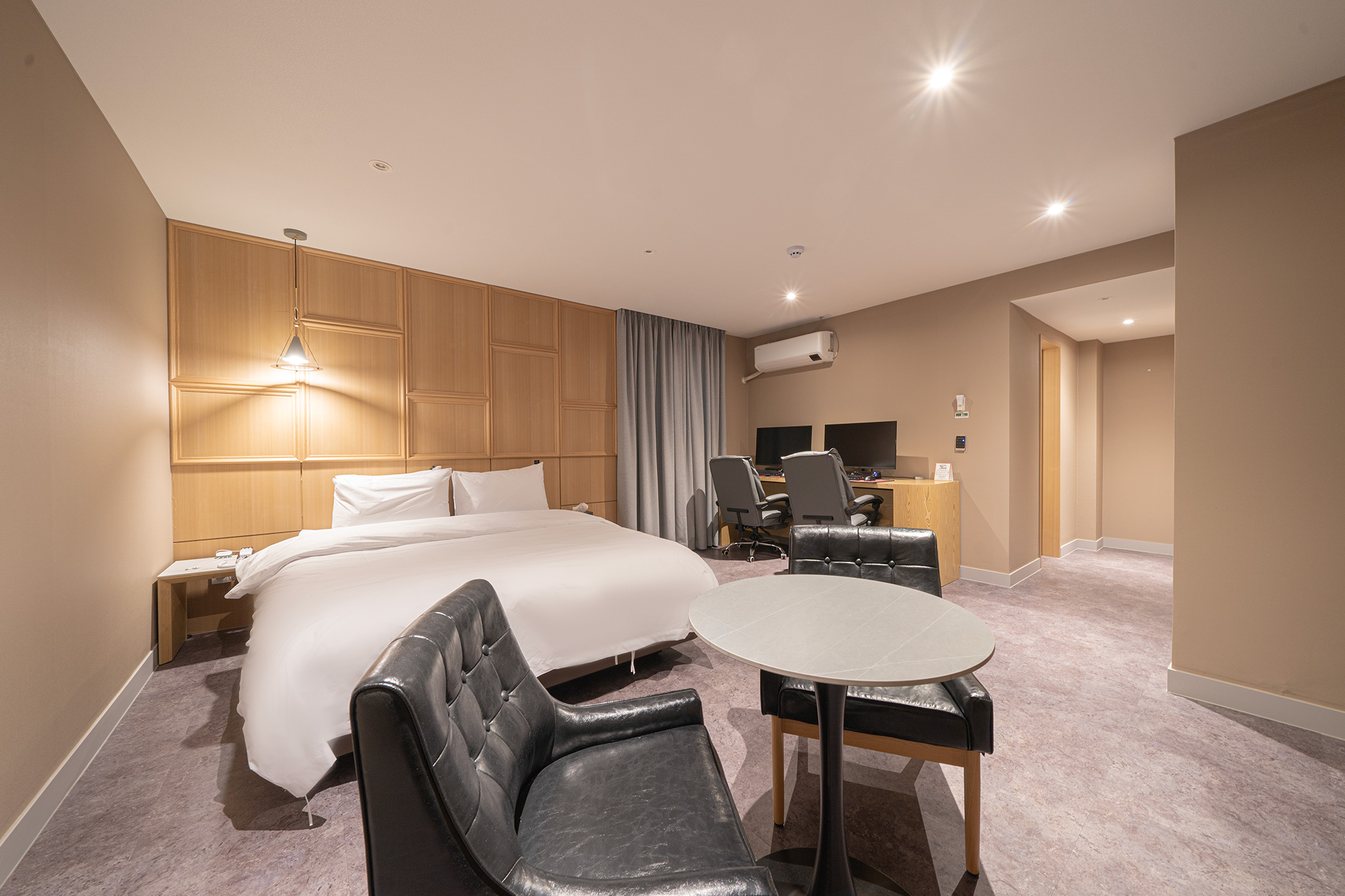 room detail thumbnail 2