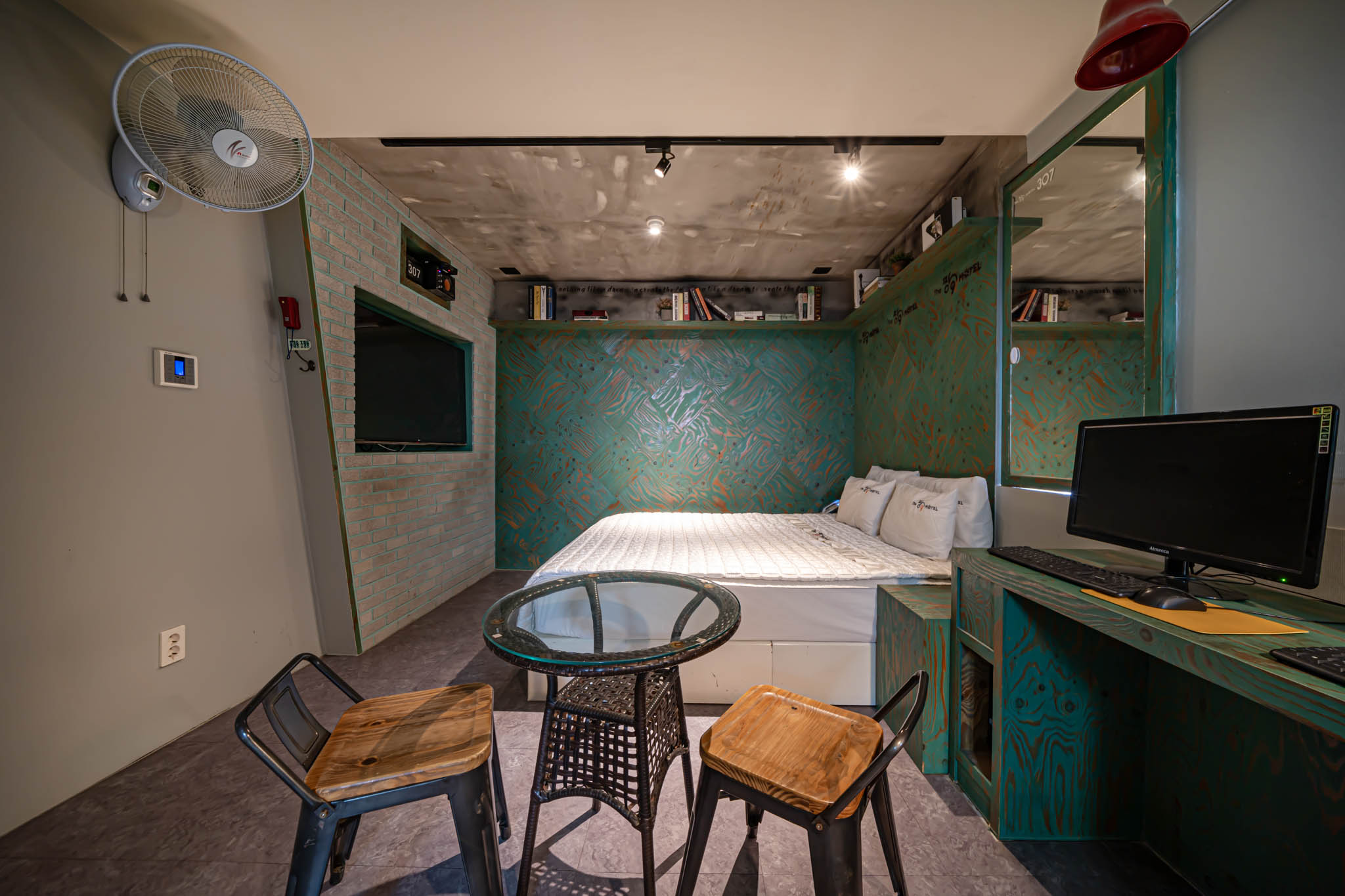 room detail thumbnail 2