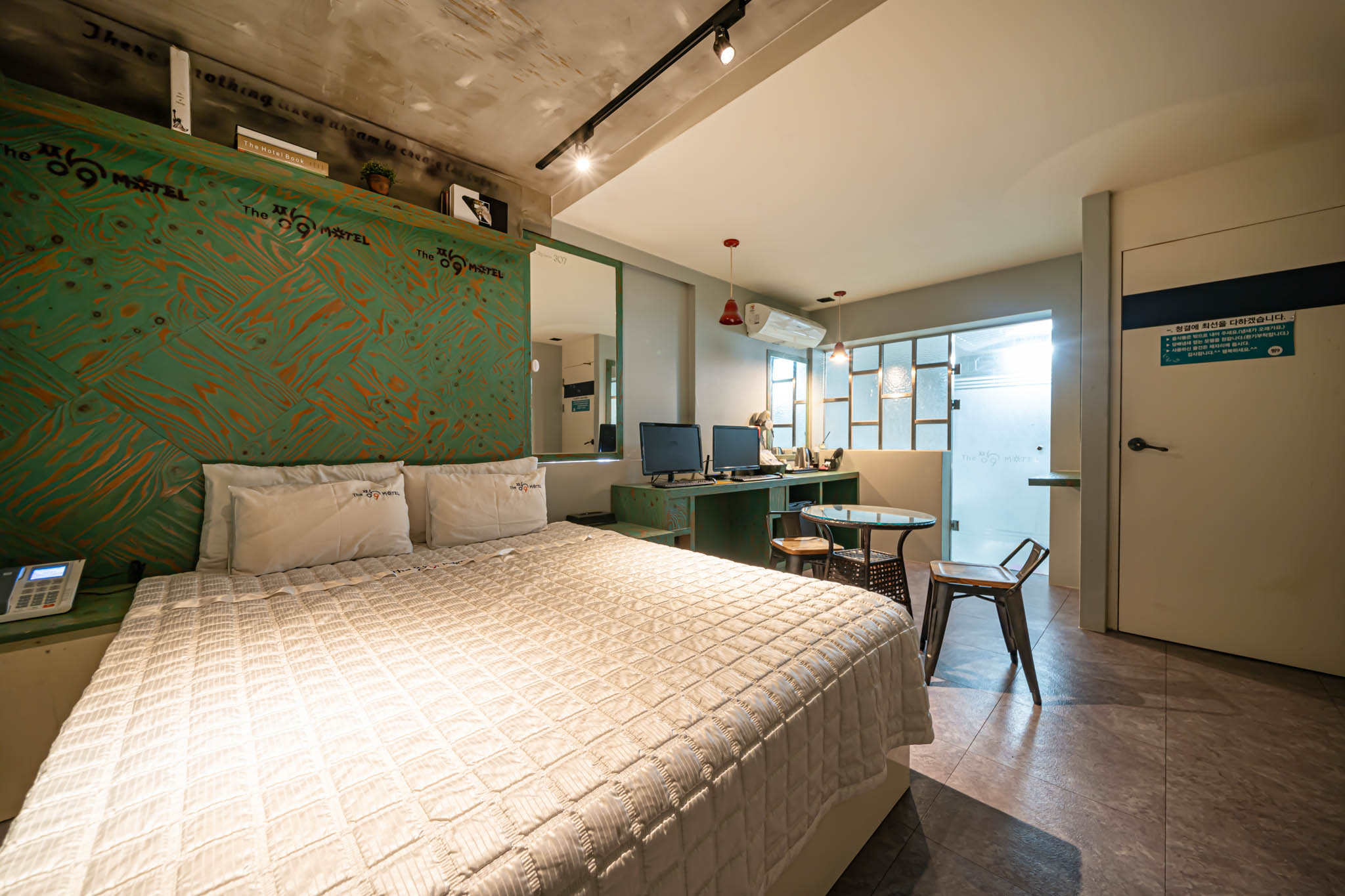 room detail thumbnail 1