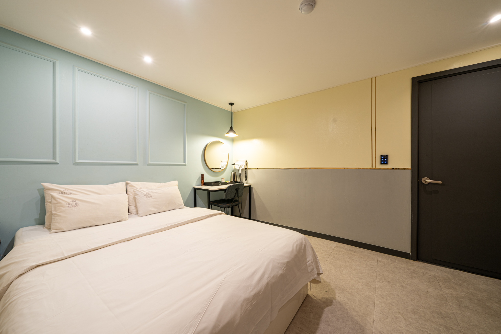 room detail thumbnail 2