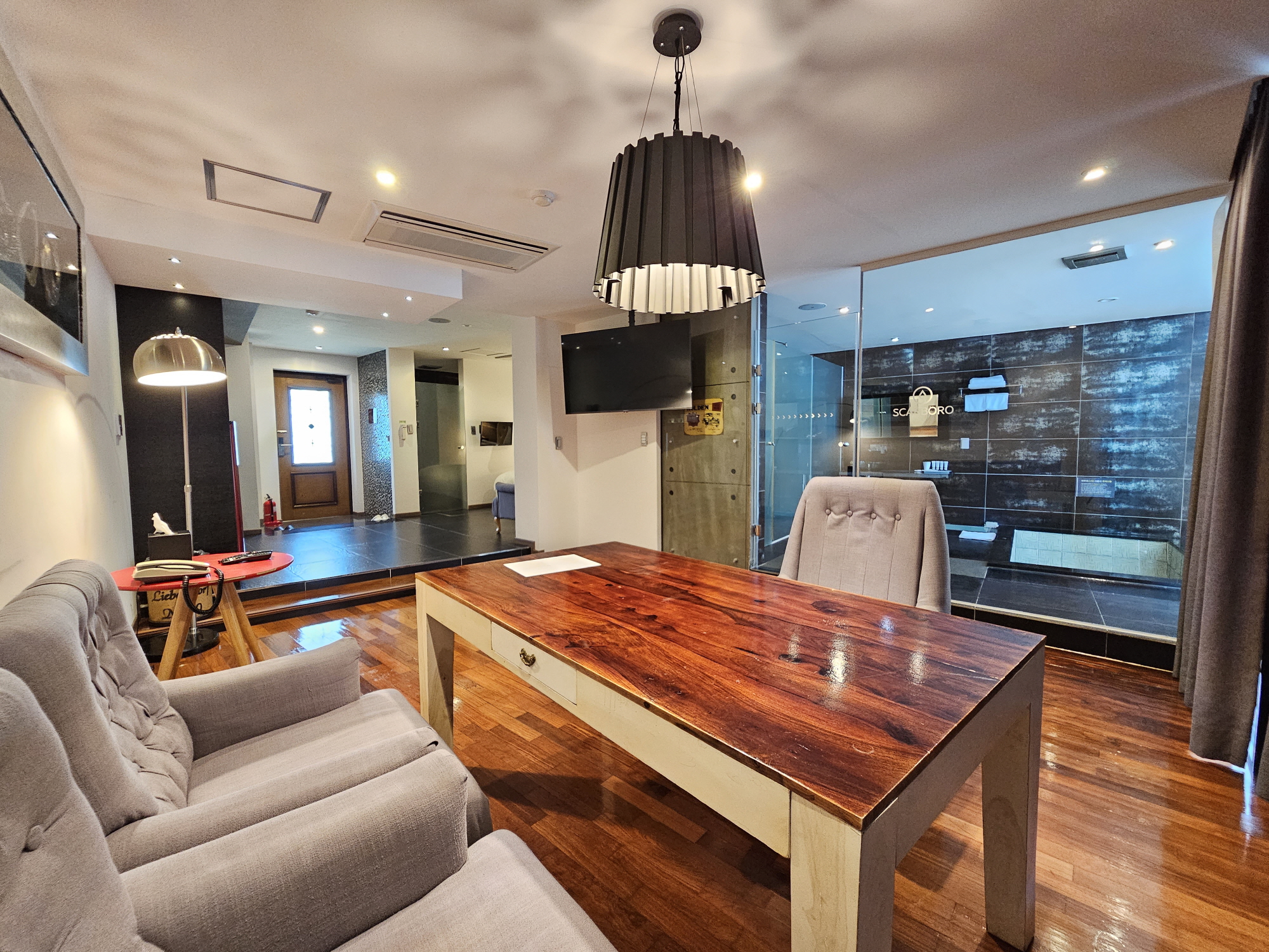 room detail thumbnail 2