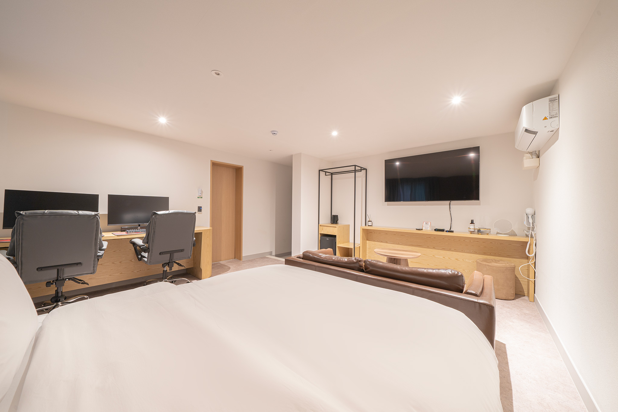 room detail thumbnail 1