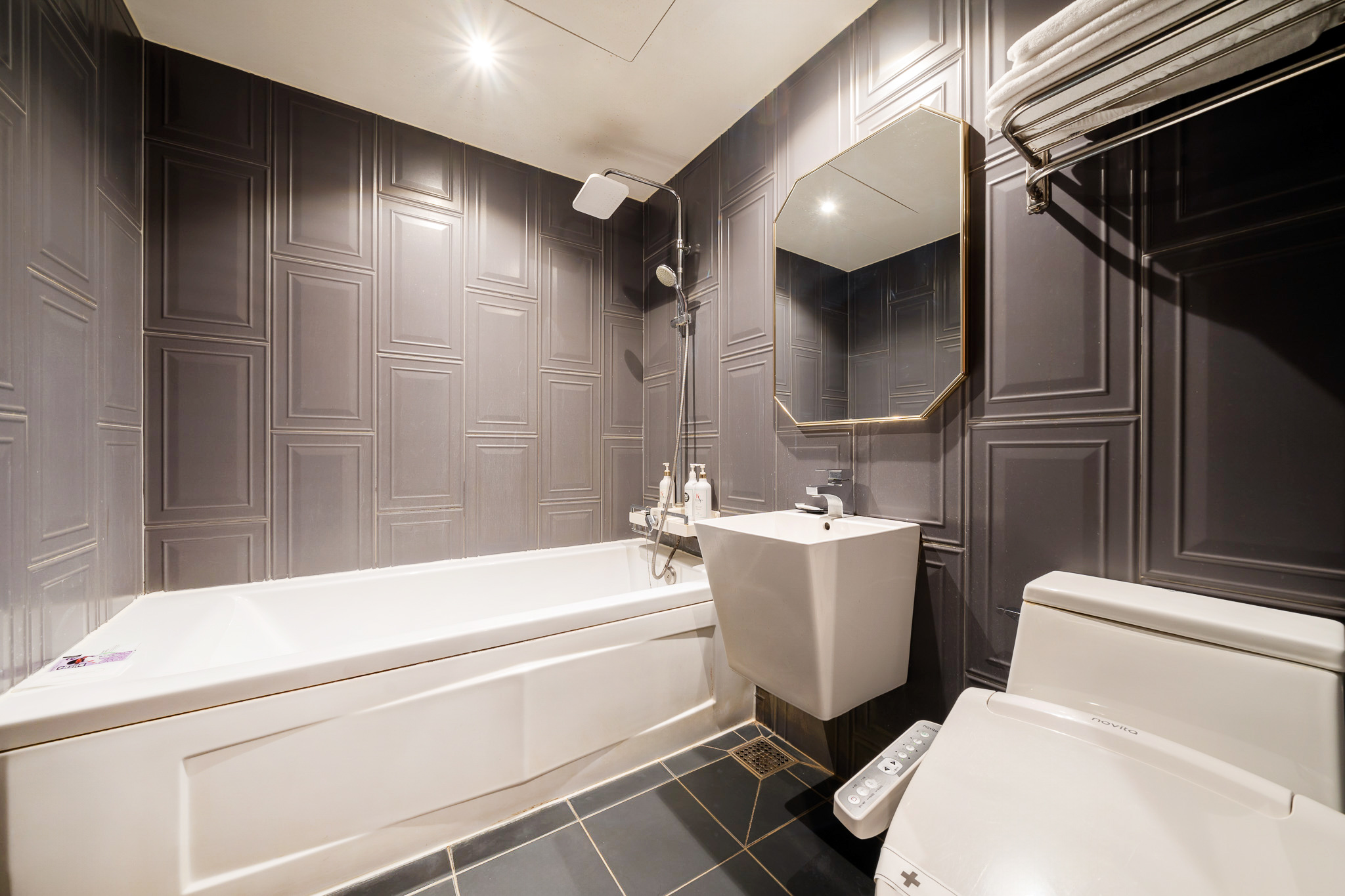 room detail thumbnail 2