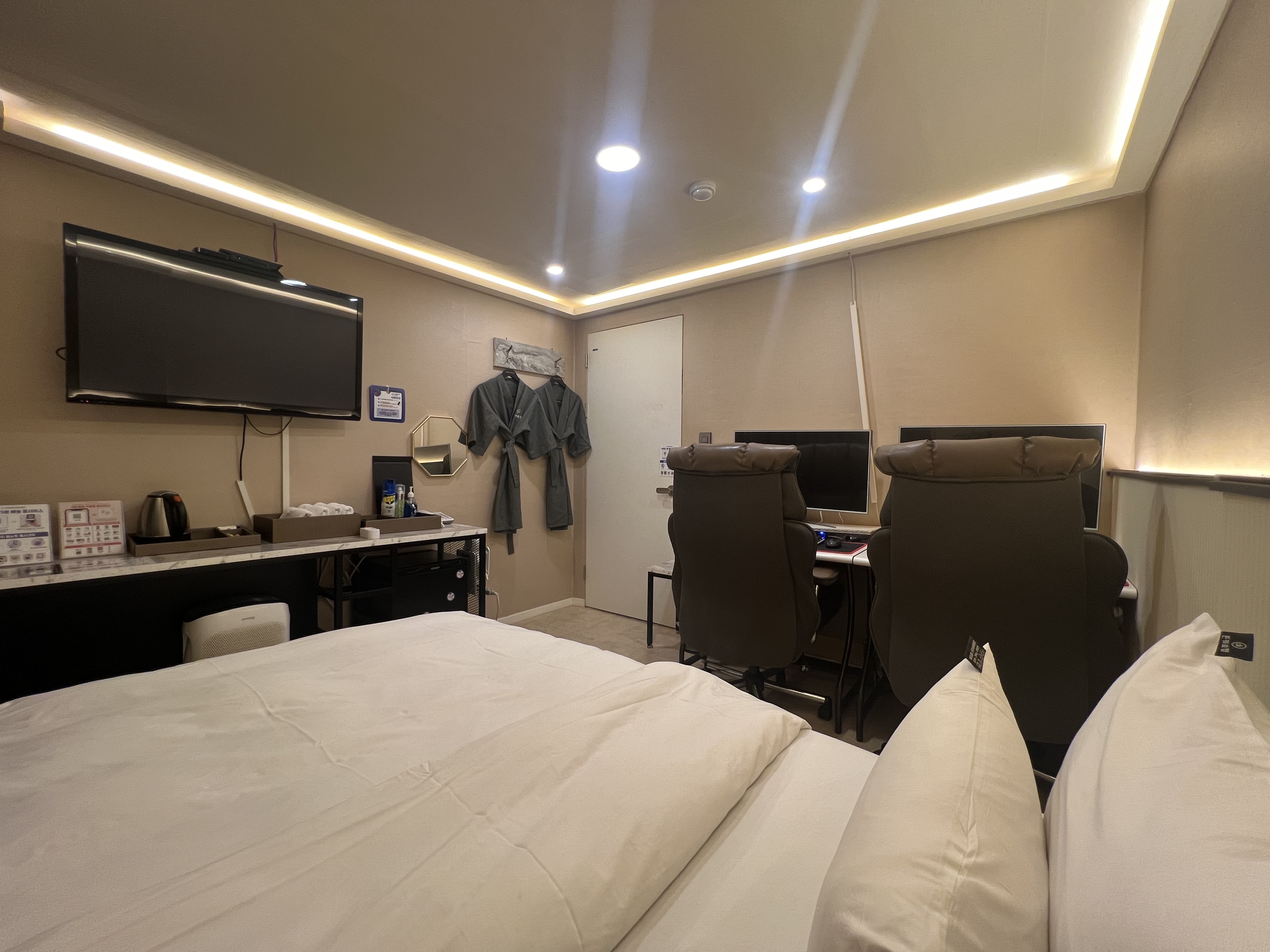 room detail thumbnail 2