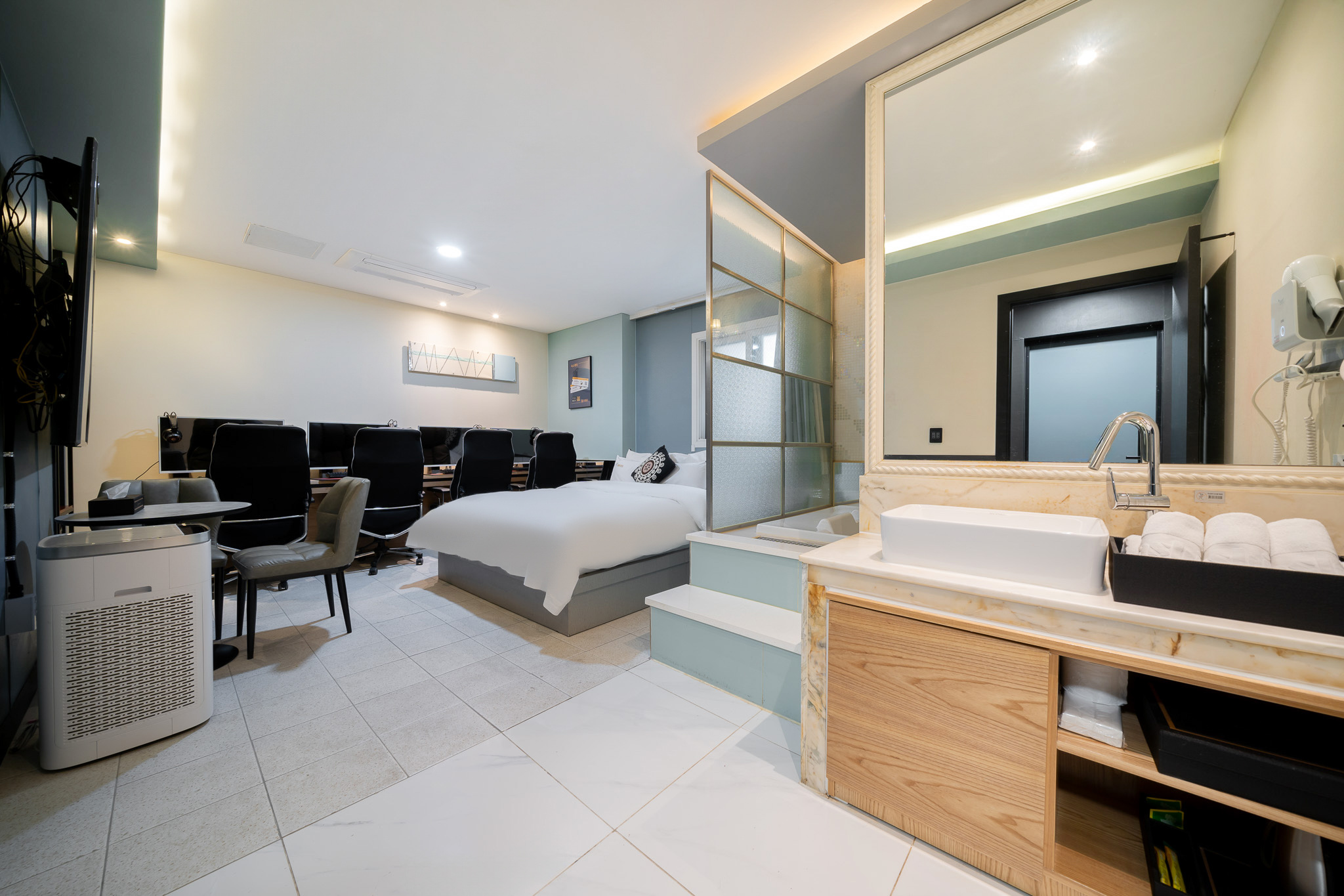 room detail thumbnail 2