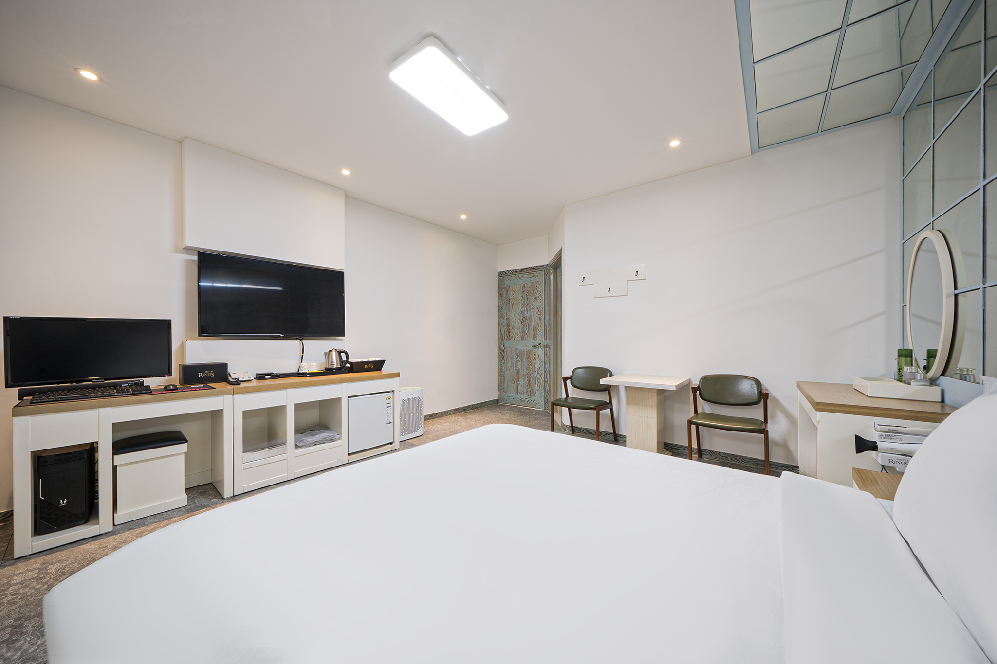 room detail thumbnail 2