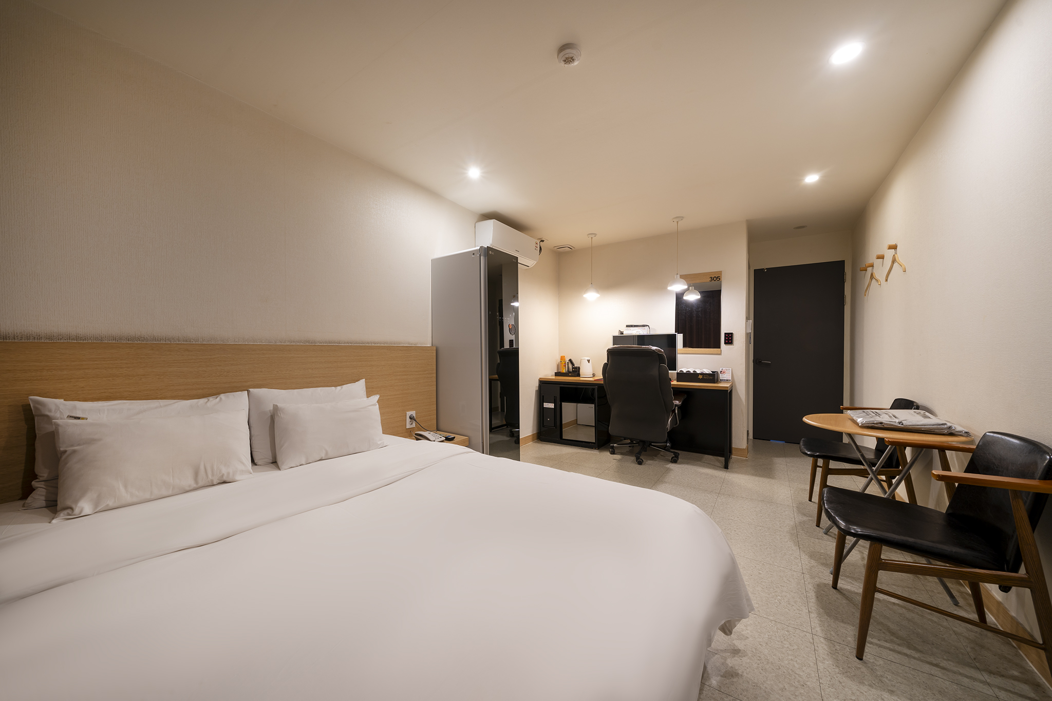 room detail thumbnail 2