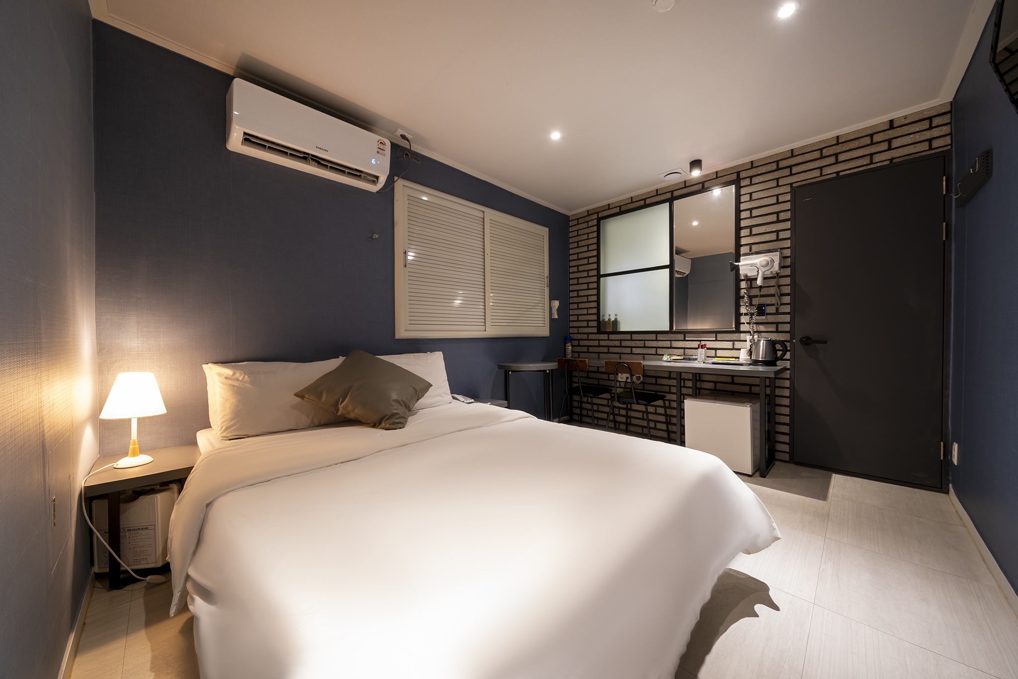 room detail thumbnail 1
