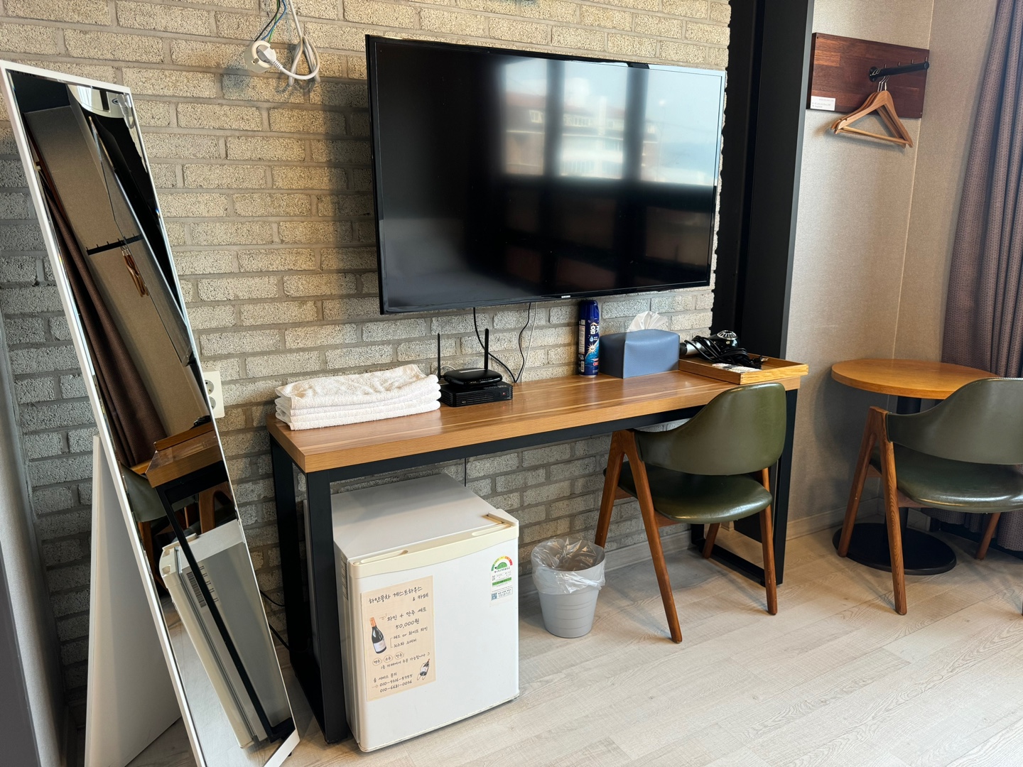 room detail thumbnail 1