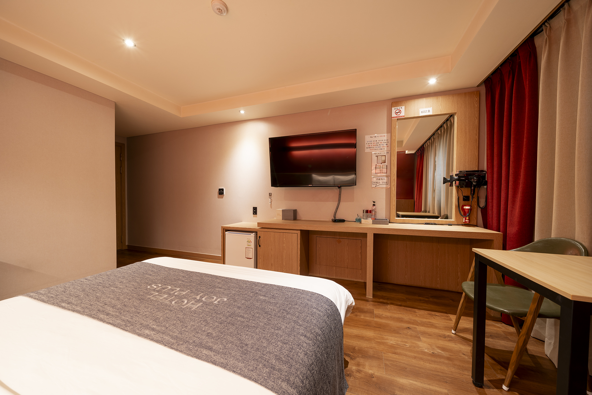 room detail thumbnail 2