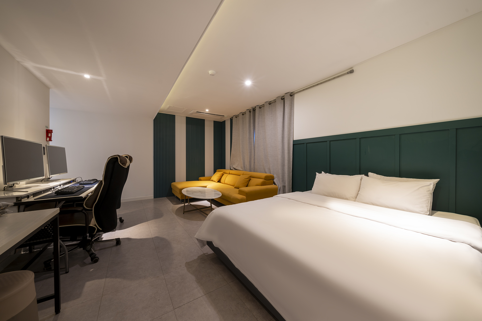 room detail thumbnail 1