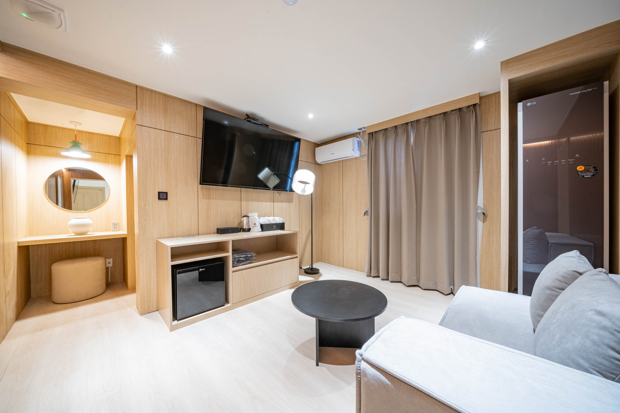 room detail thumbnail 2