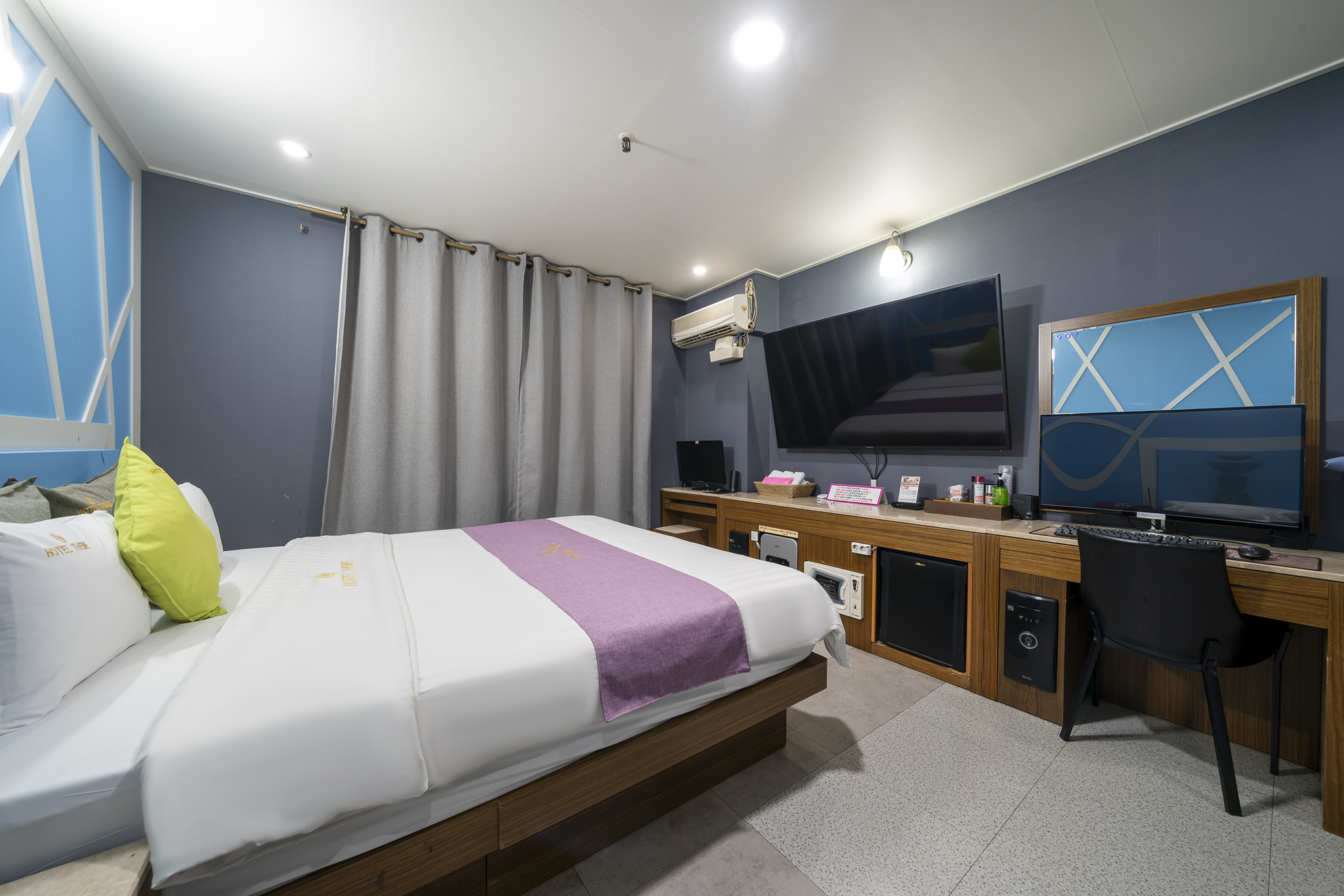 room detail thumbnail 2