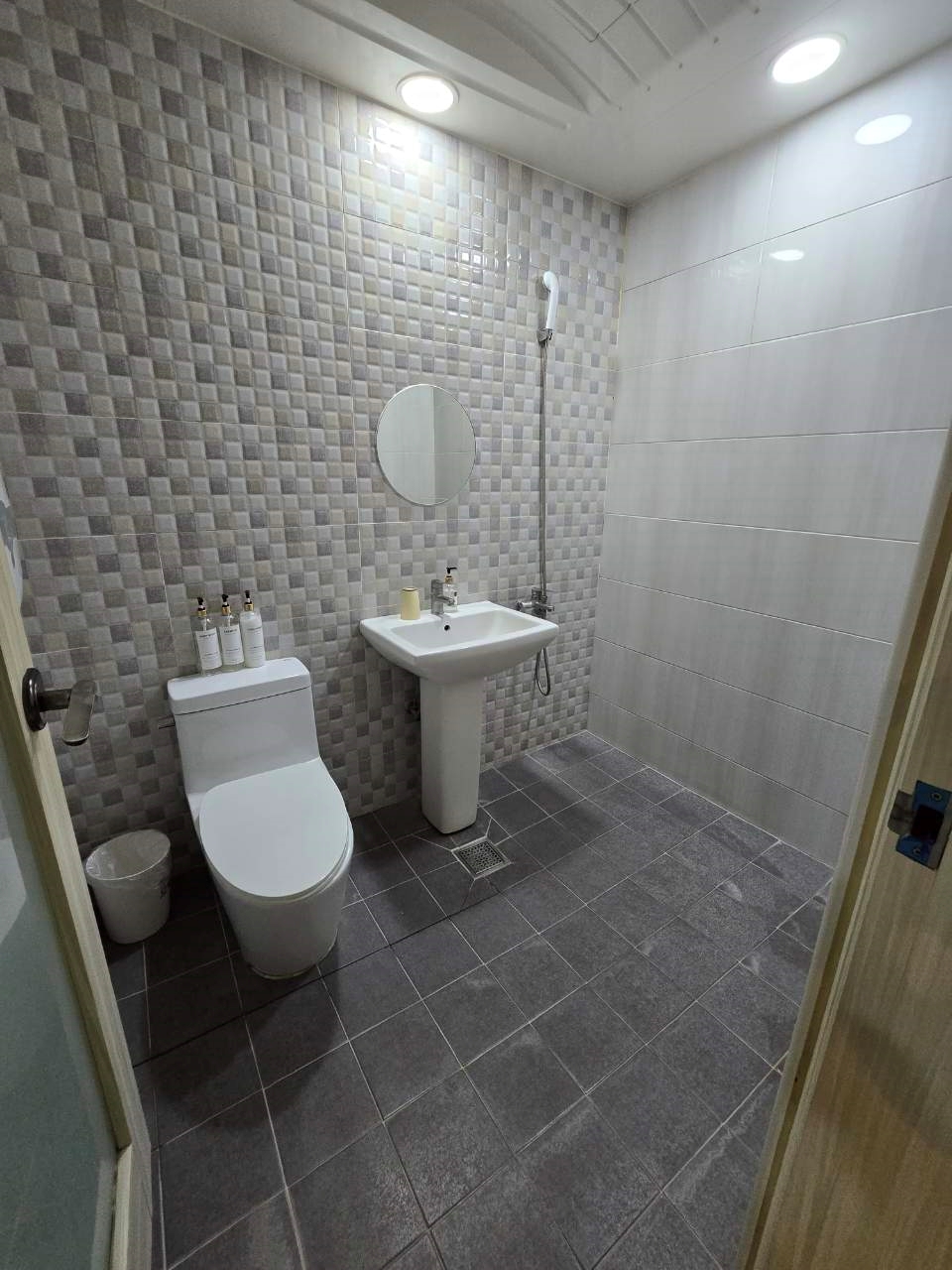 room detail thumbnail 2
