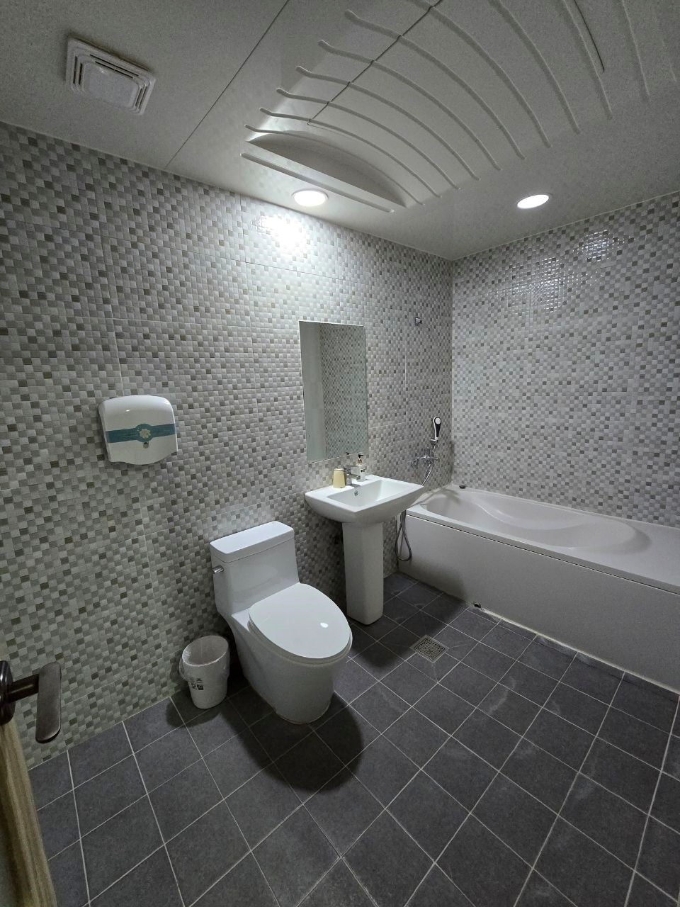 room detail thumbnail 2