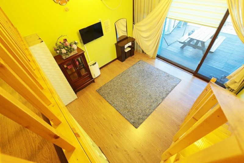 room detail thumbnail 2