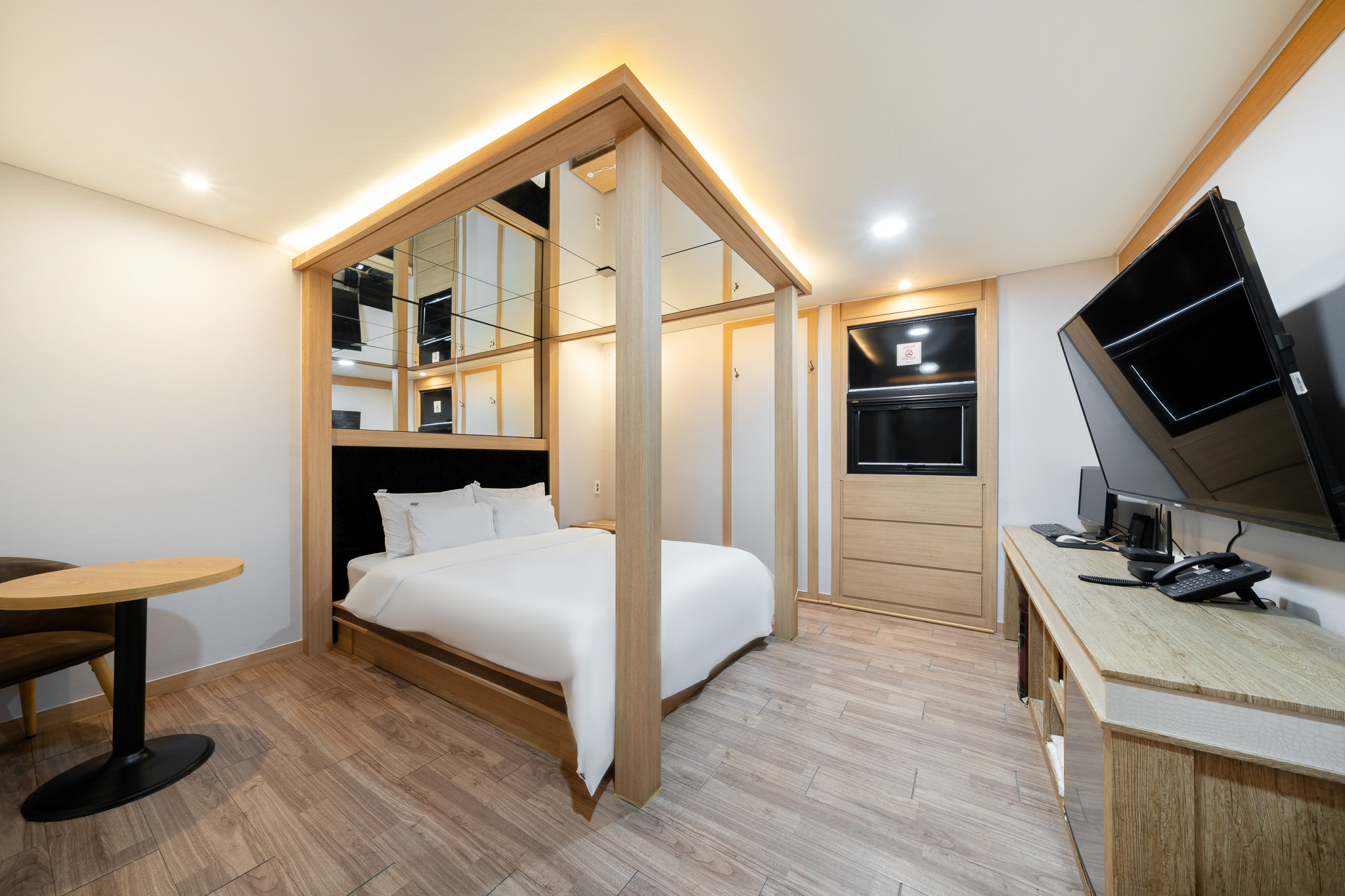 room detail thumbnail 0