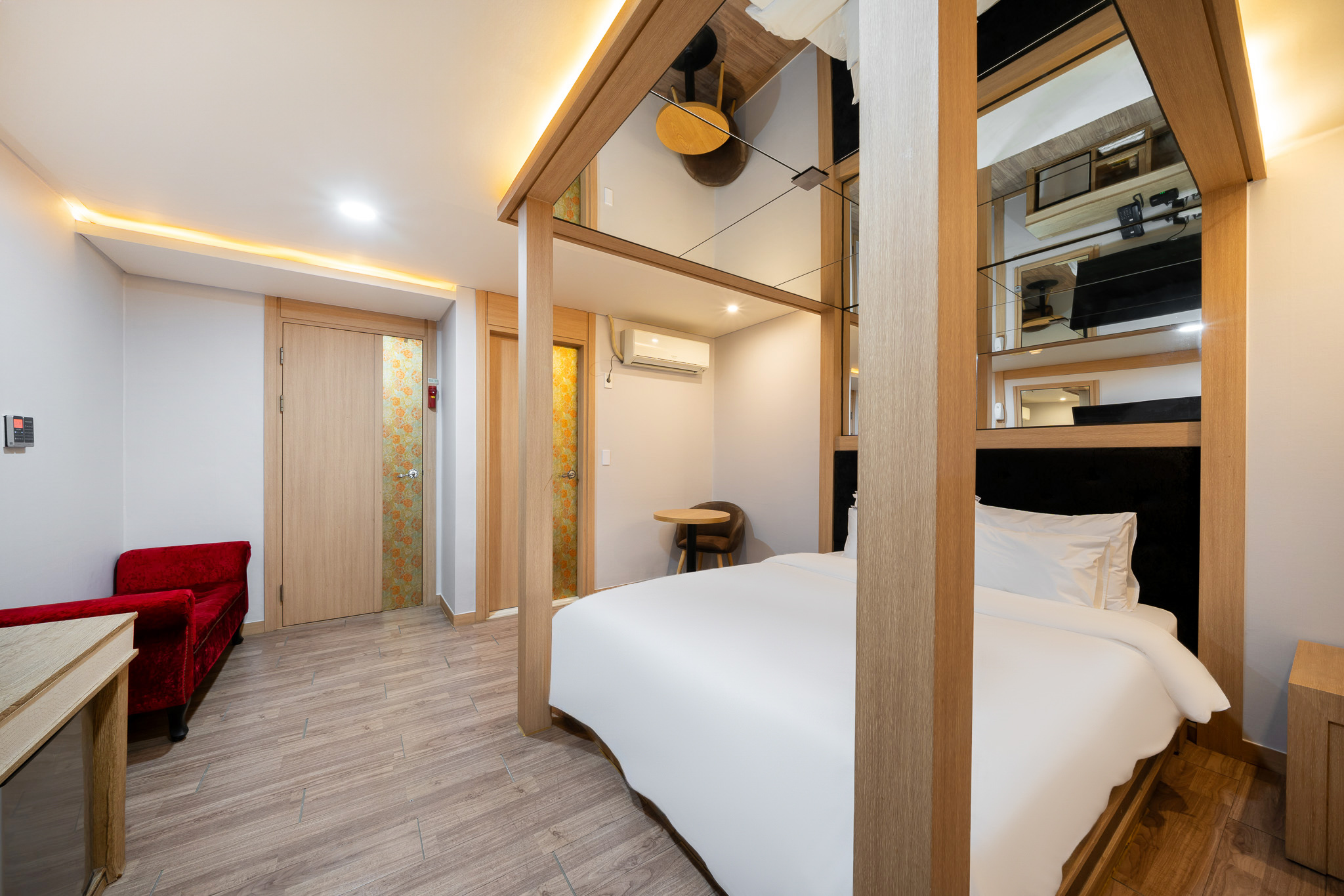 room detail thumbnail 2