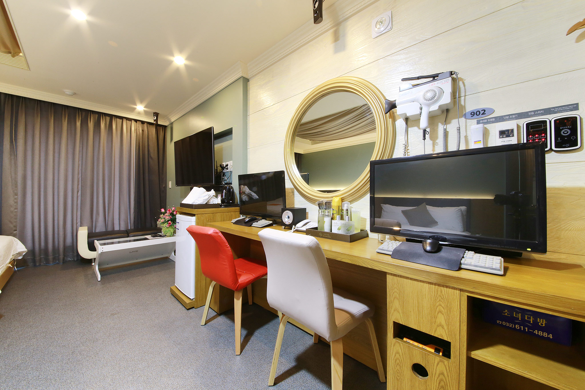 room detail thumbnail 1