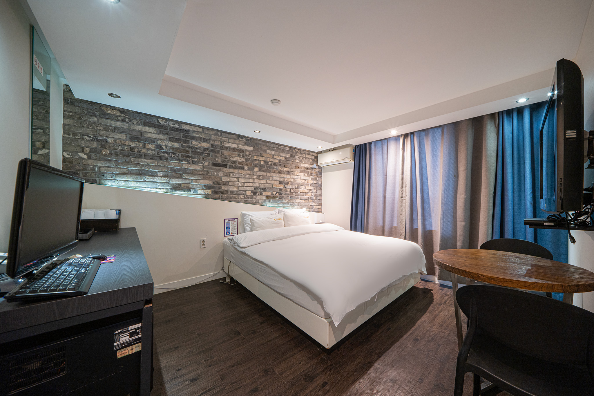 room detail thumbnail 0