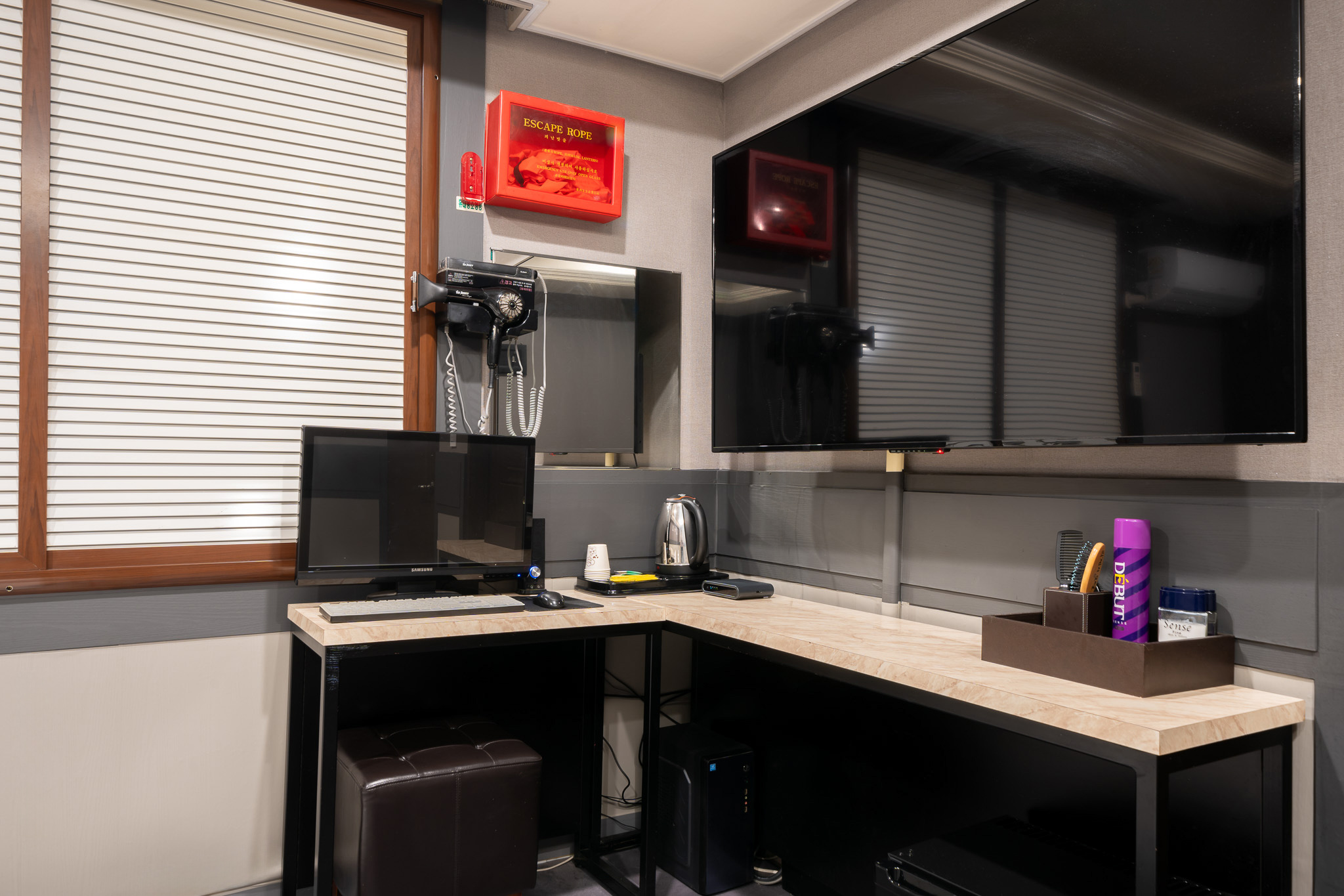 room detail thumbnail 2