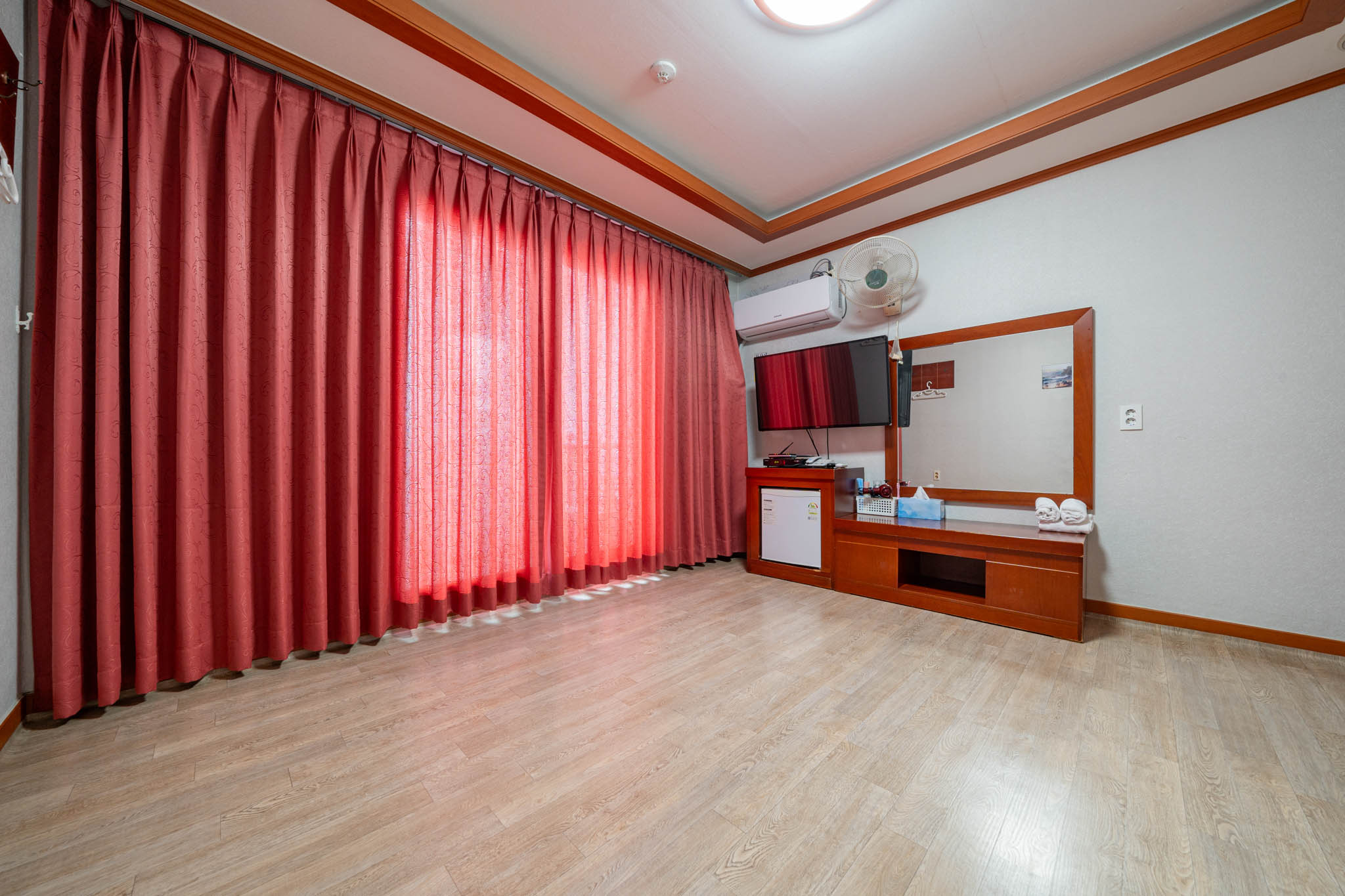 room detail thumbnail 1