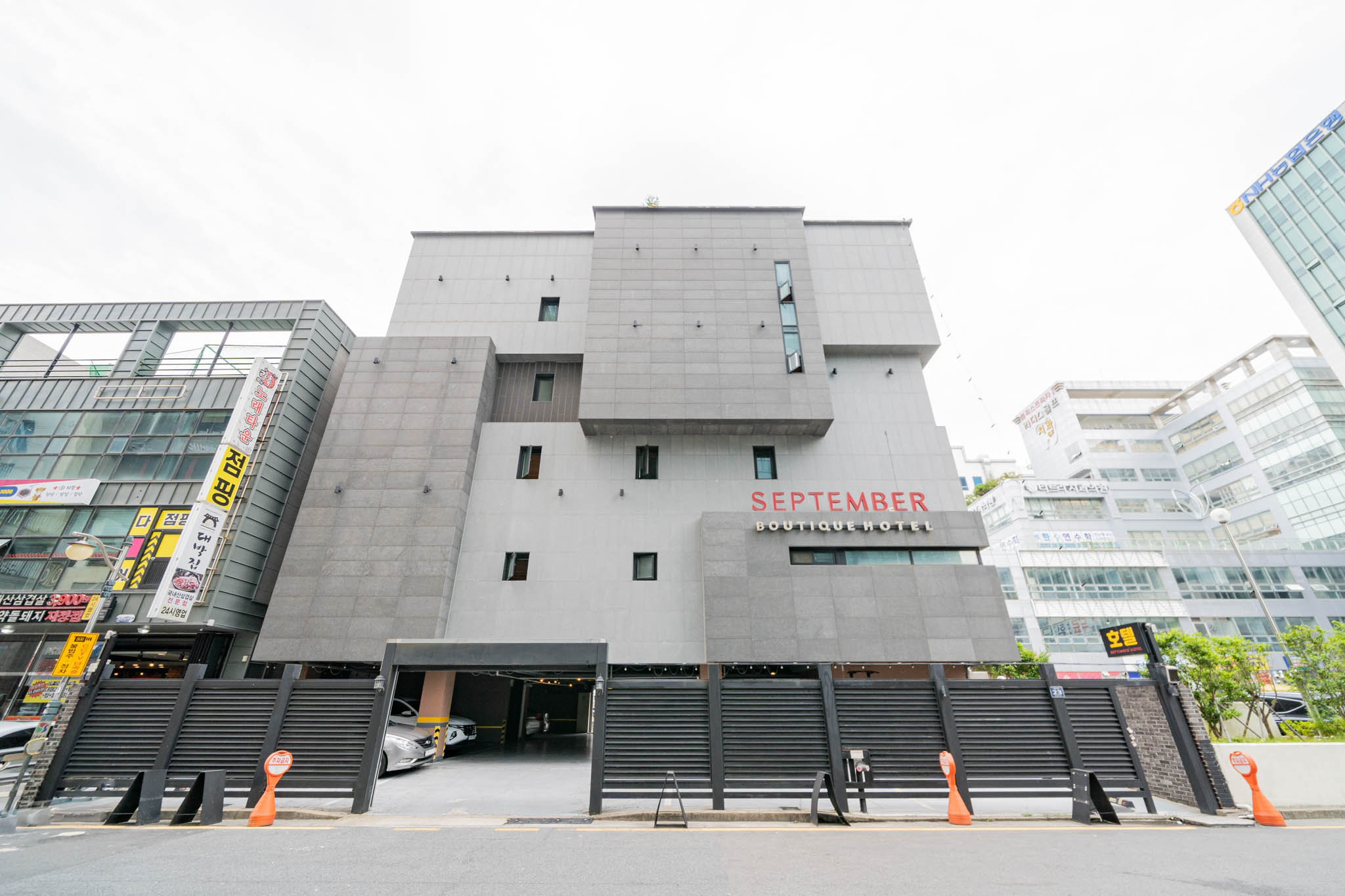 양산 물금 셉템버호텔 외관
