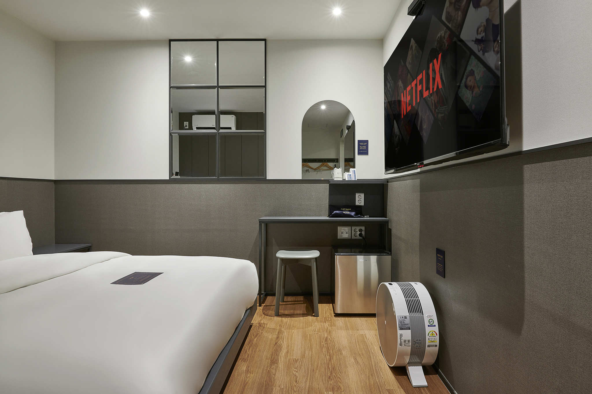 room detail thumbnail 2