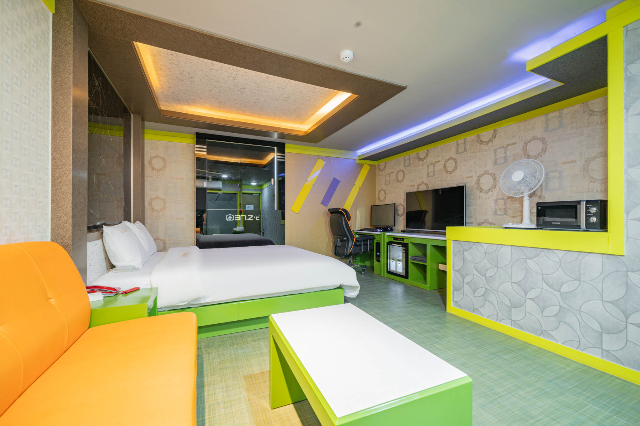 room detail thumbnail 2