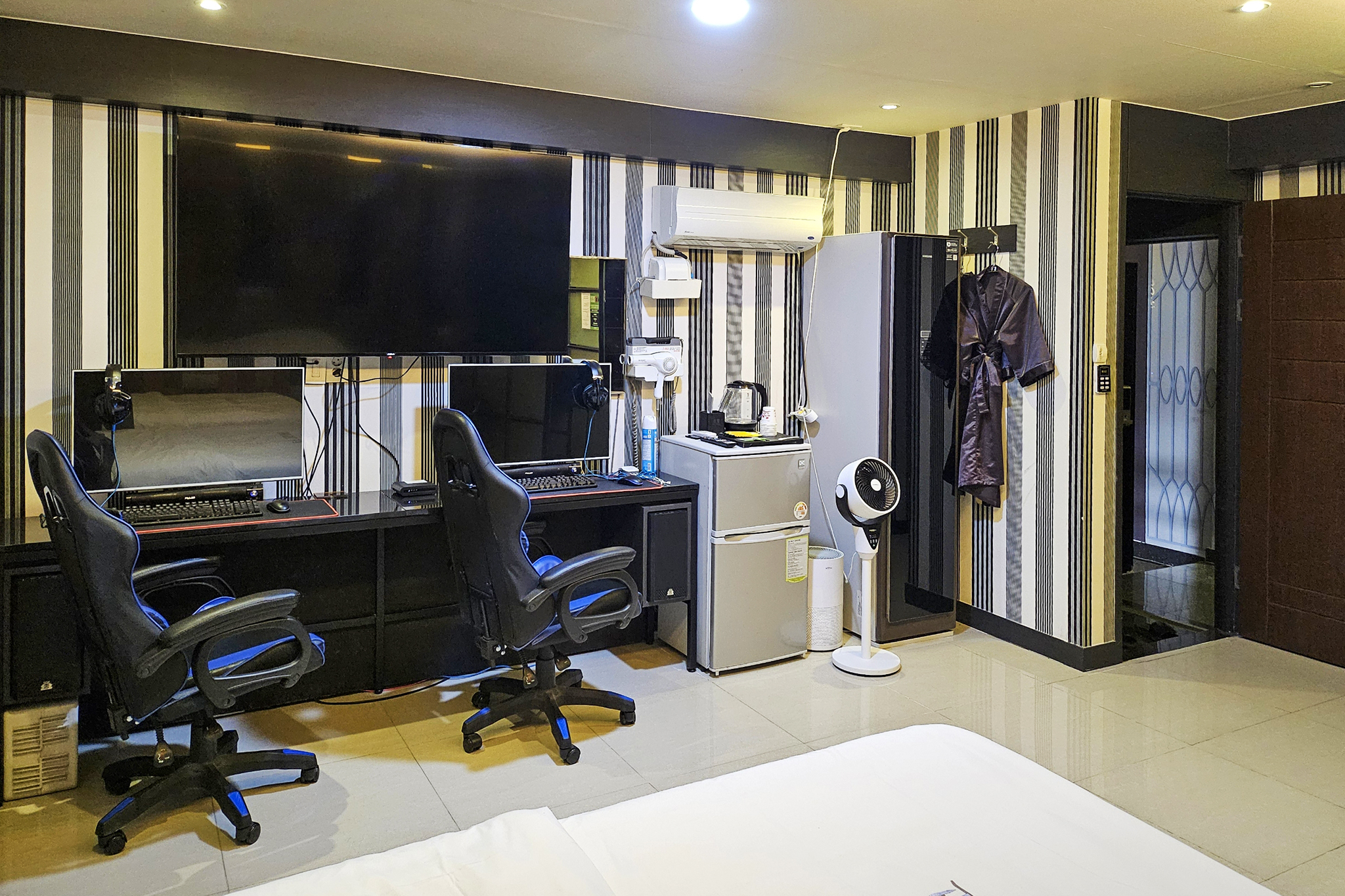 room detail thumbnail 2