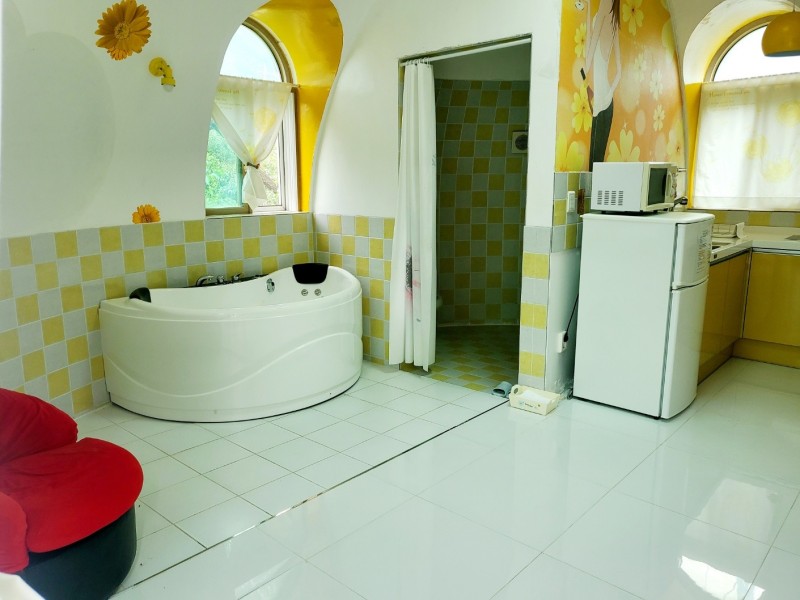 room detail thumbnail 2