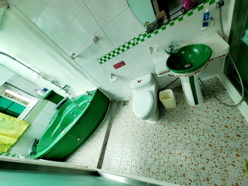 room detail thumbnail 2