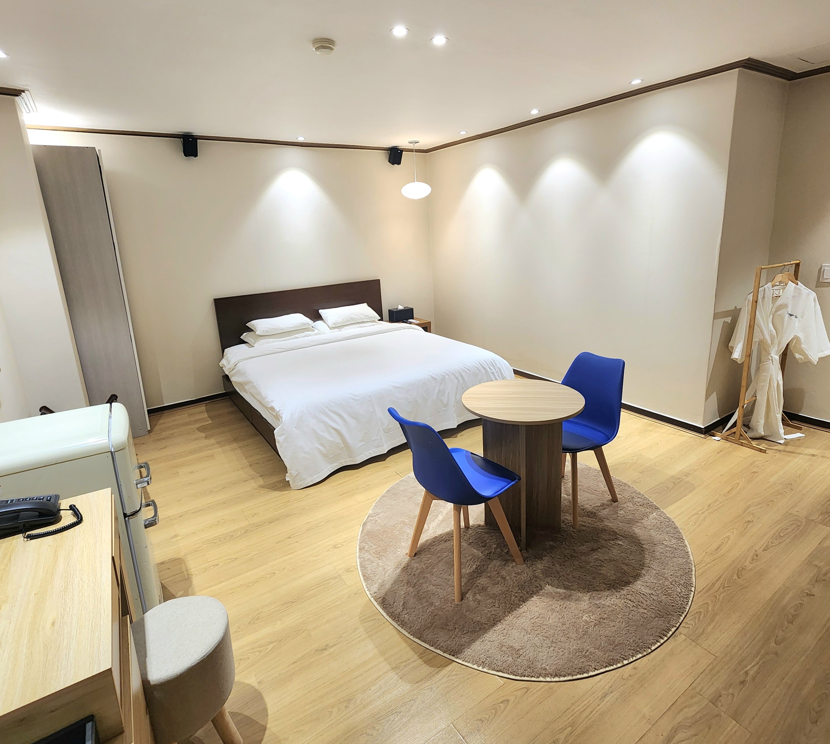 room detail thumbnail 2