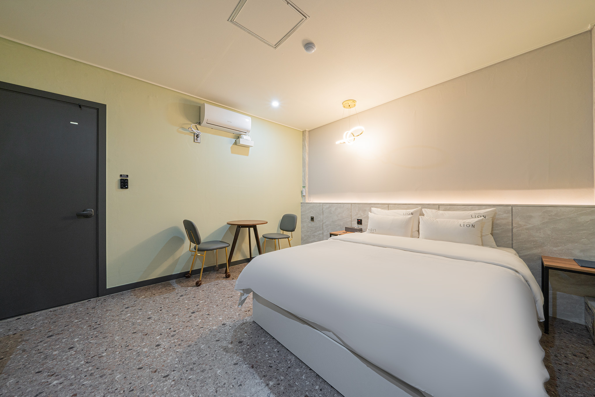 room detail thumbnail 2