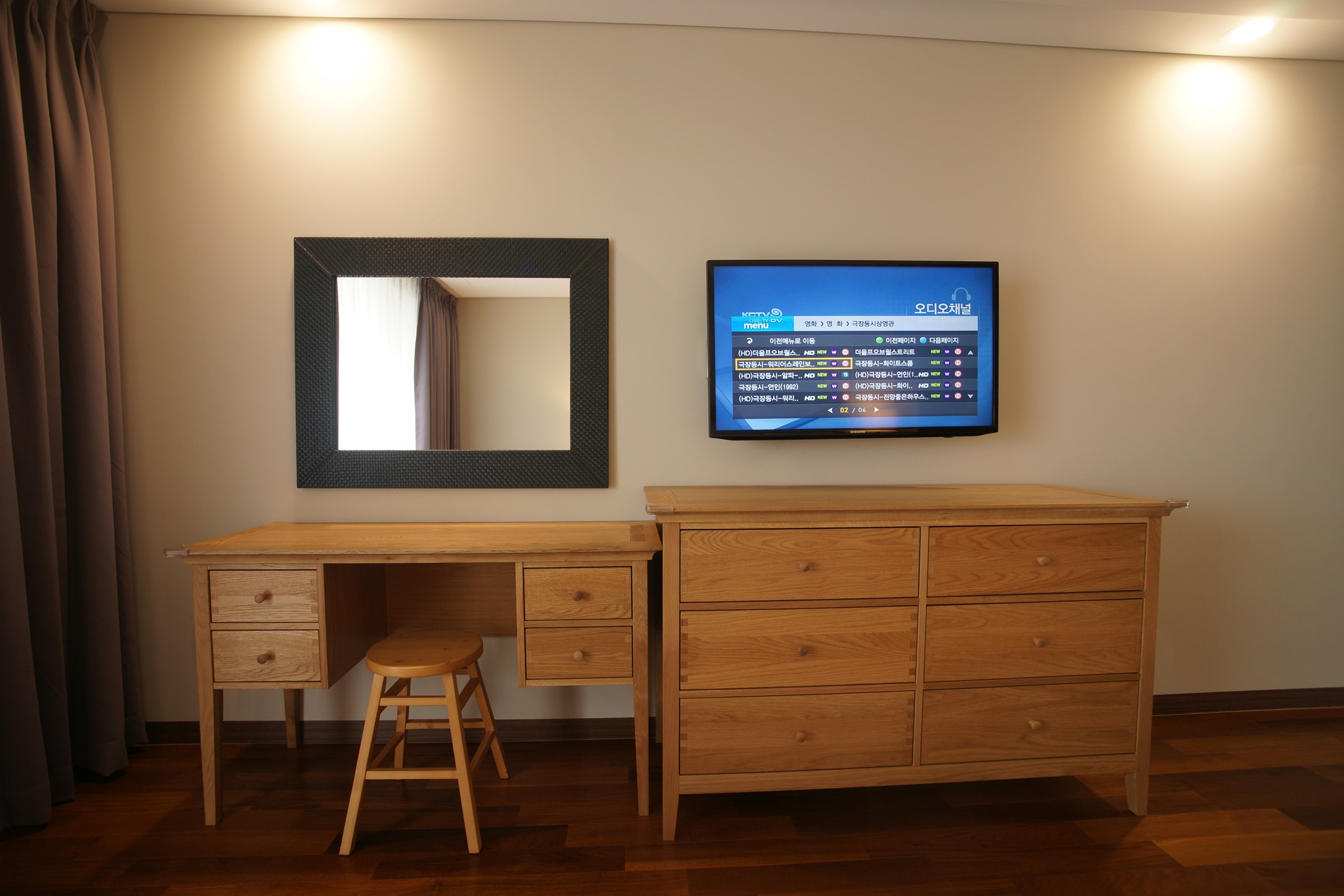 room detail thumbnail 2