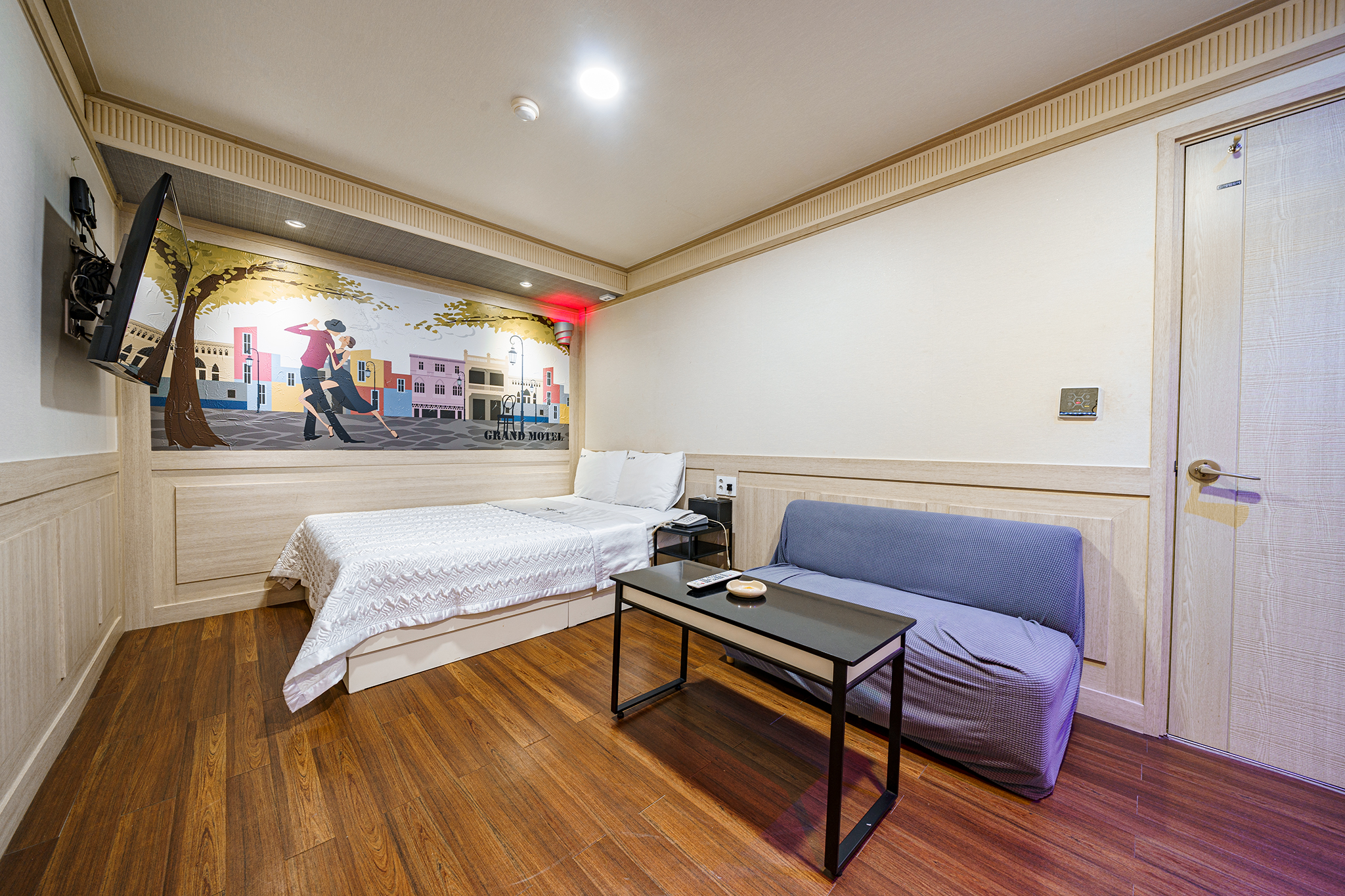 room detail thumbnail 2