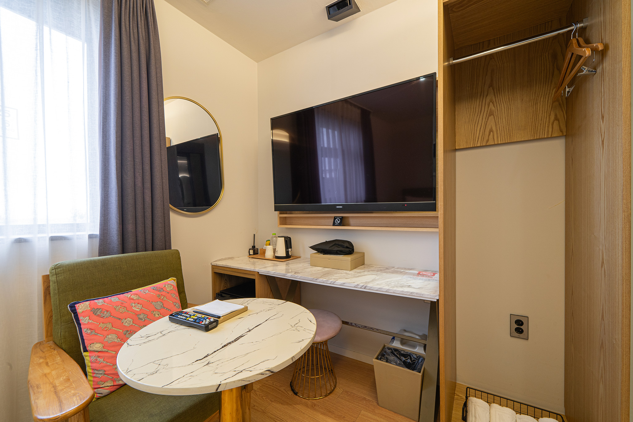 room detail thumbnail 2