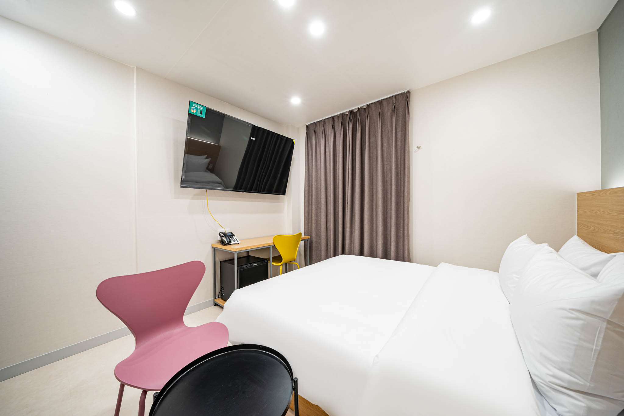room detail thumbnail 2