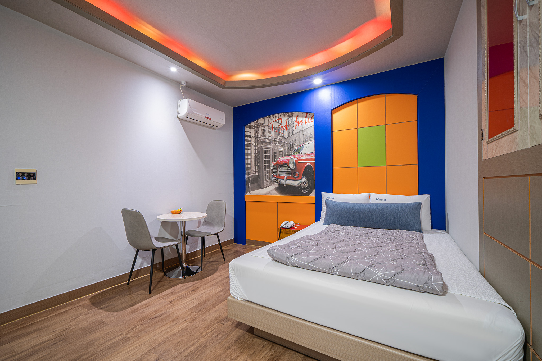 room detail thumbnail 2