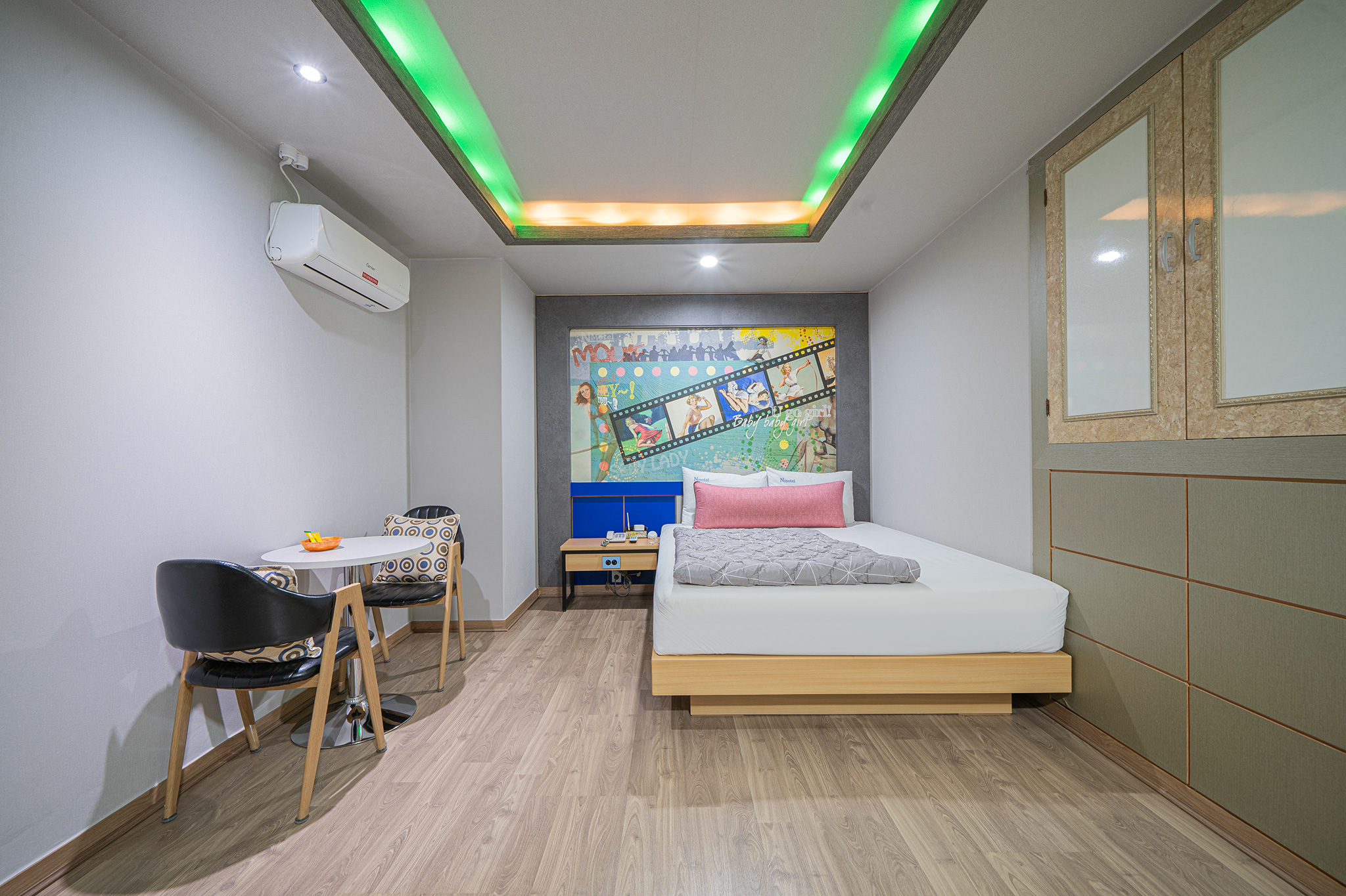 room detail thumbnail 1