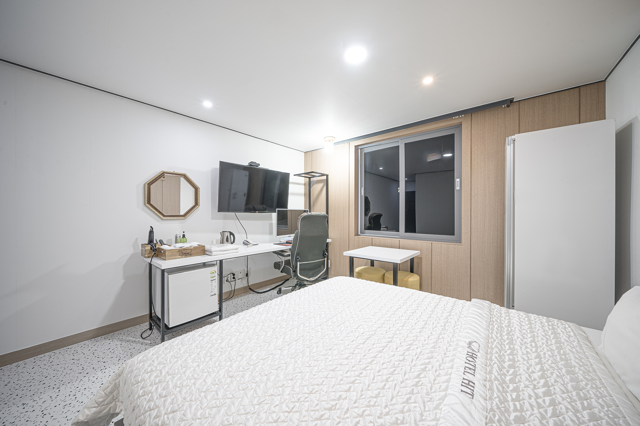 room detail thumbnail 2
