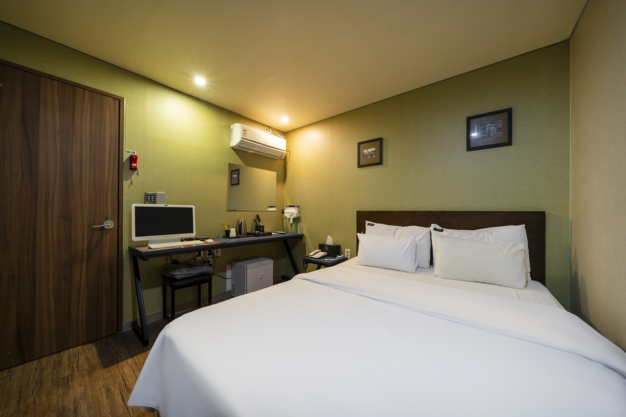 room detail thumbnail 2