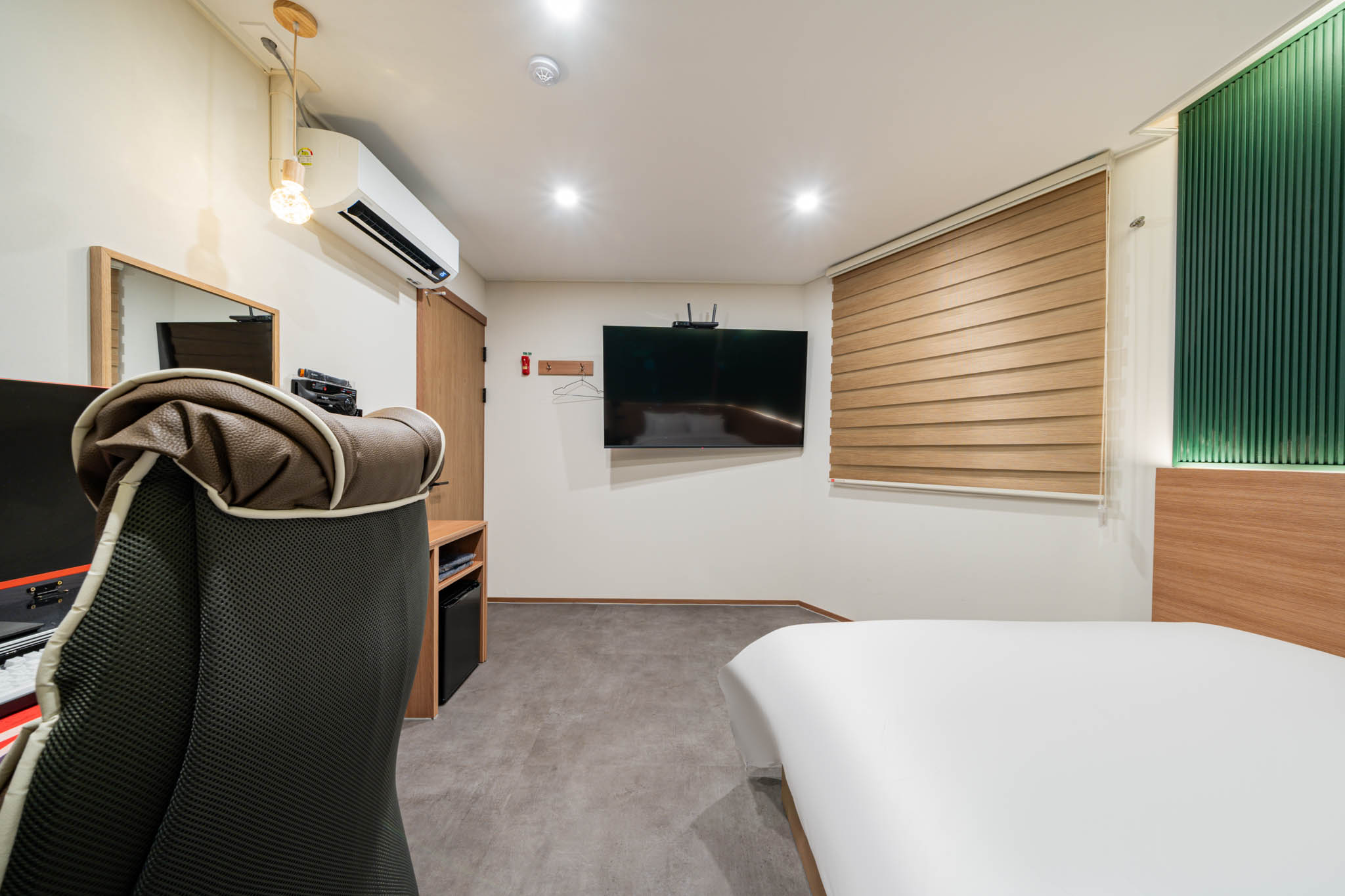 room detail thumbnail 2